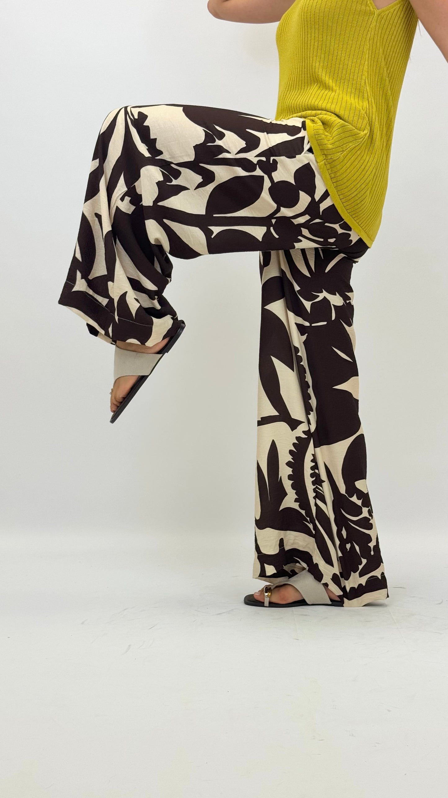 Pantalona estampado abstrato castanho e pérola