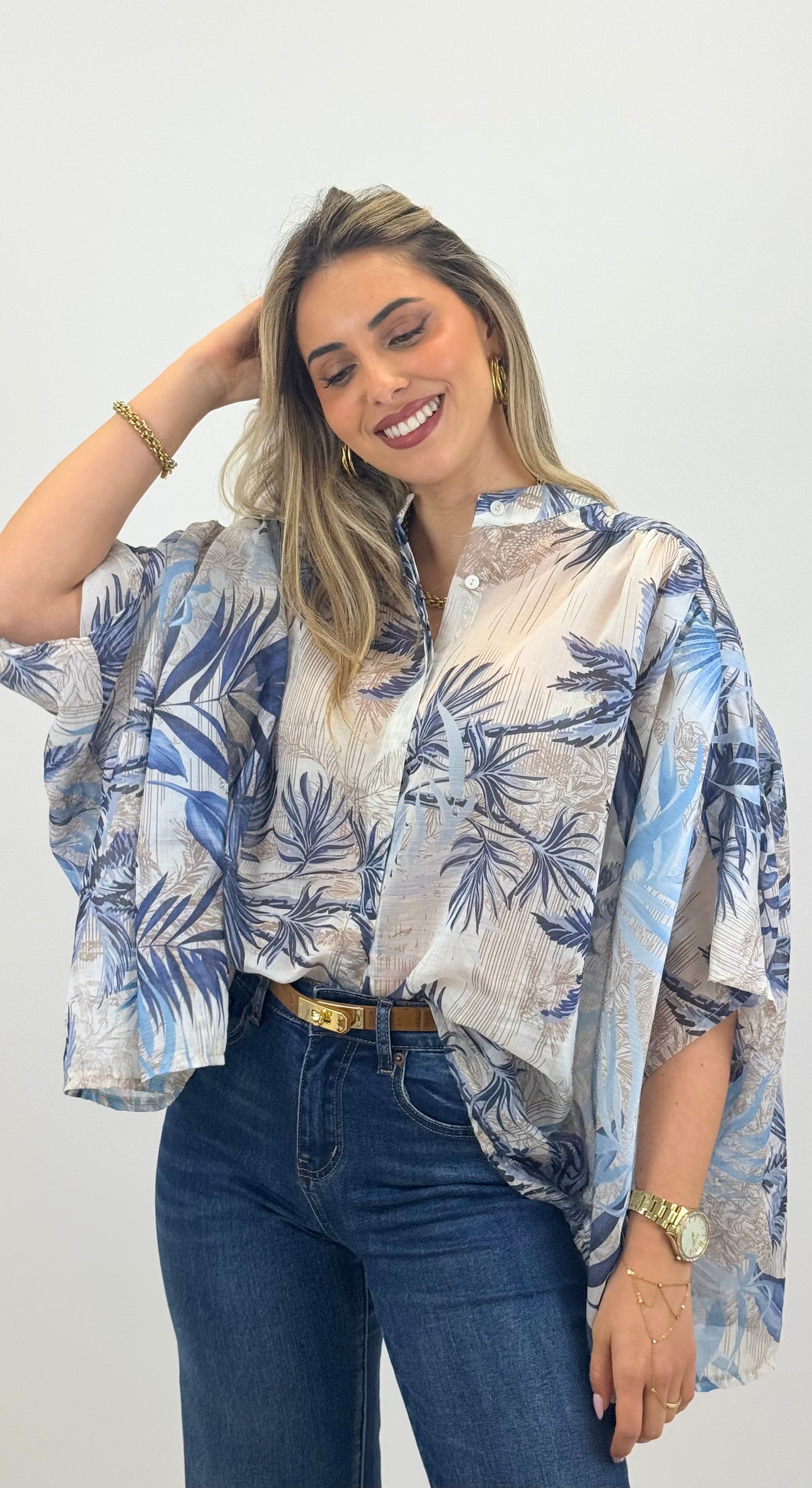 Blusa tecido fluido estampado tropical tons azuis