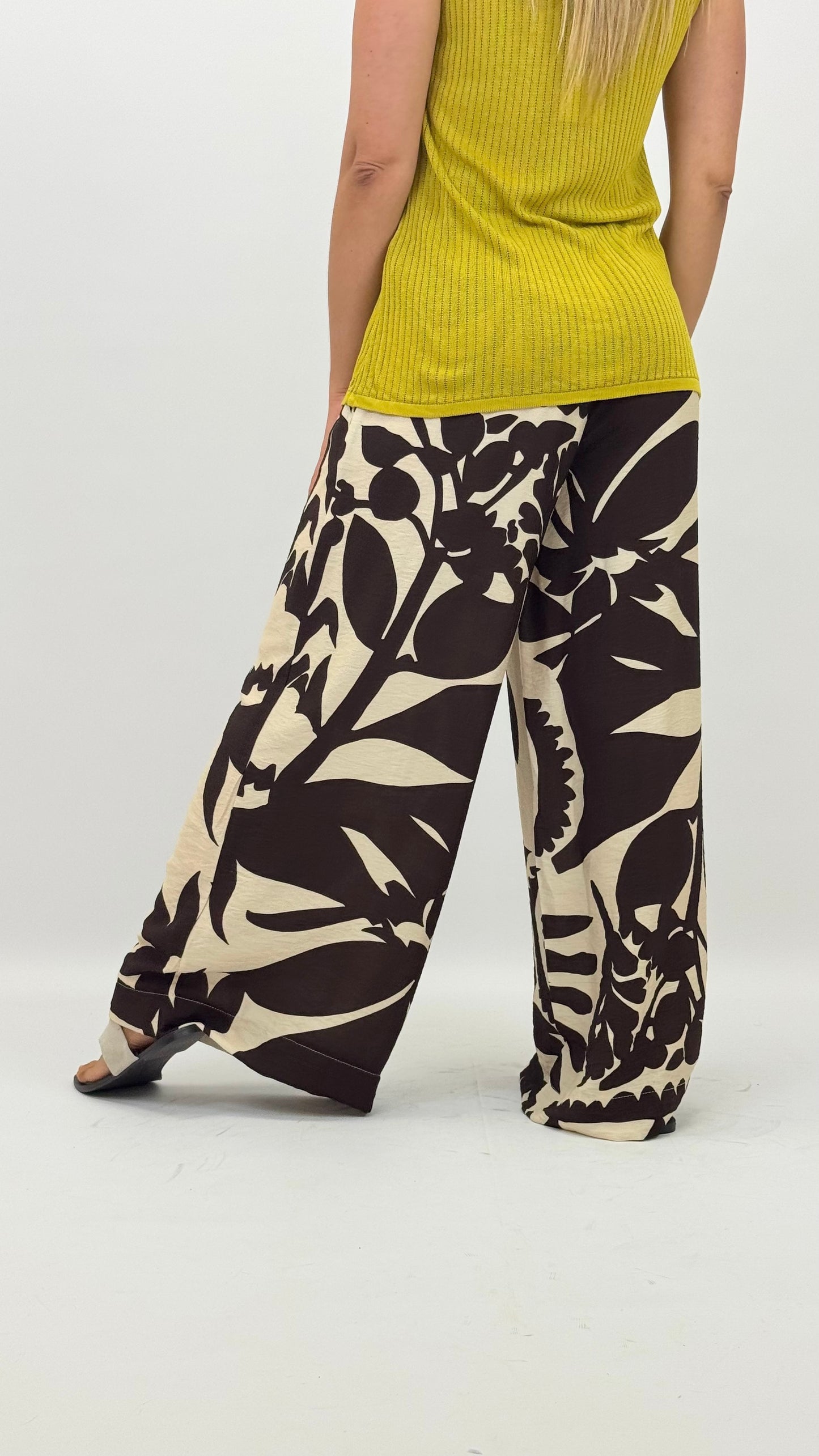 Pantalona estampado abstrato castanho e pérola