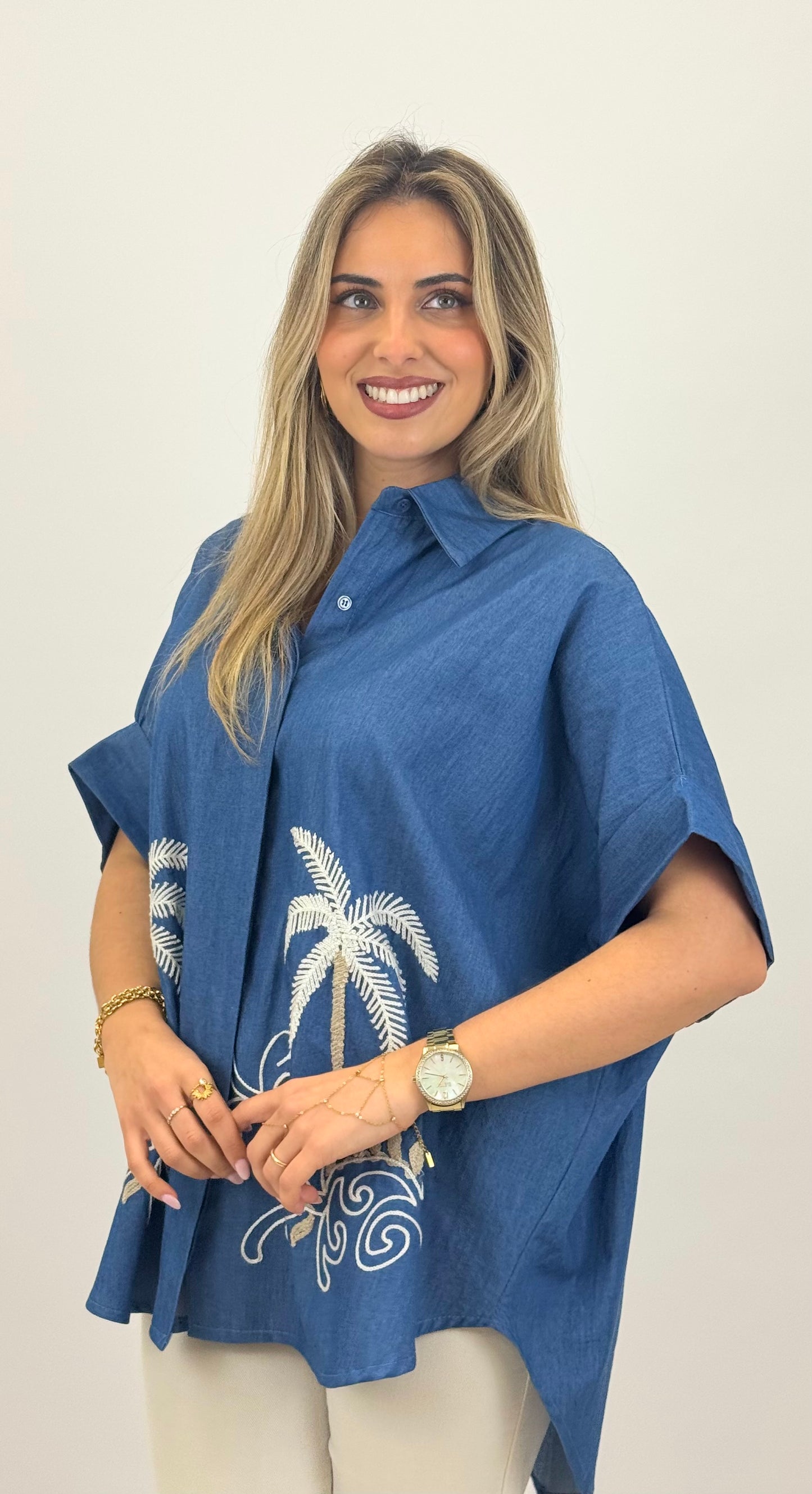 Blusa ganga azul com palmeiras bordadas