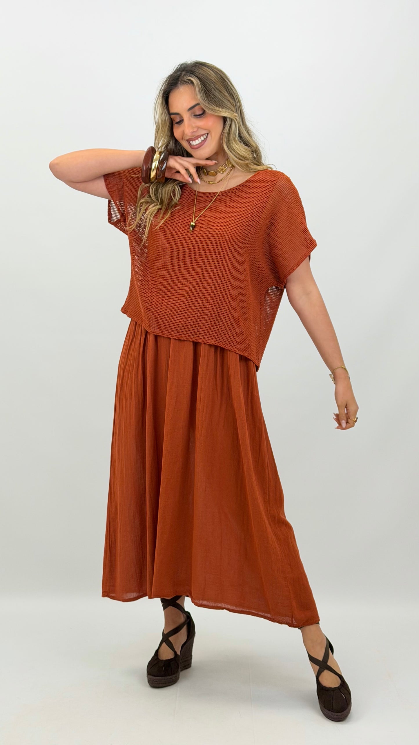 Vestido telha com camisola perfurada