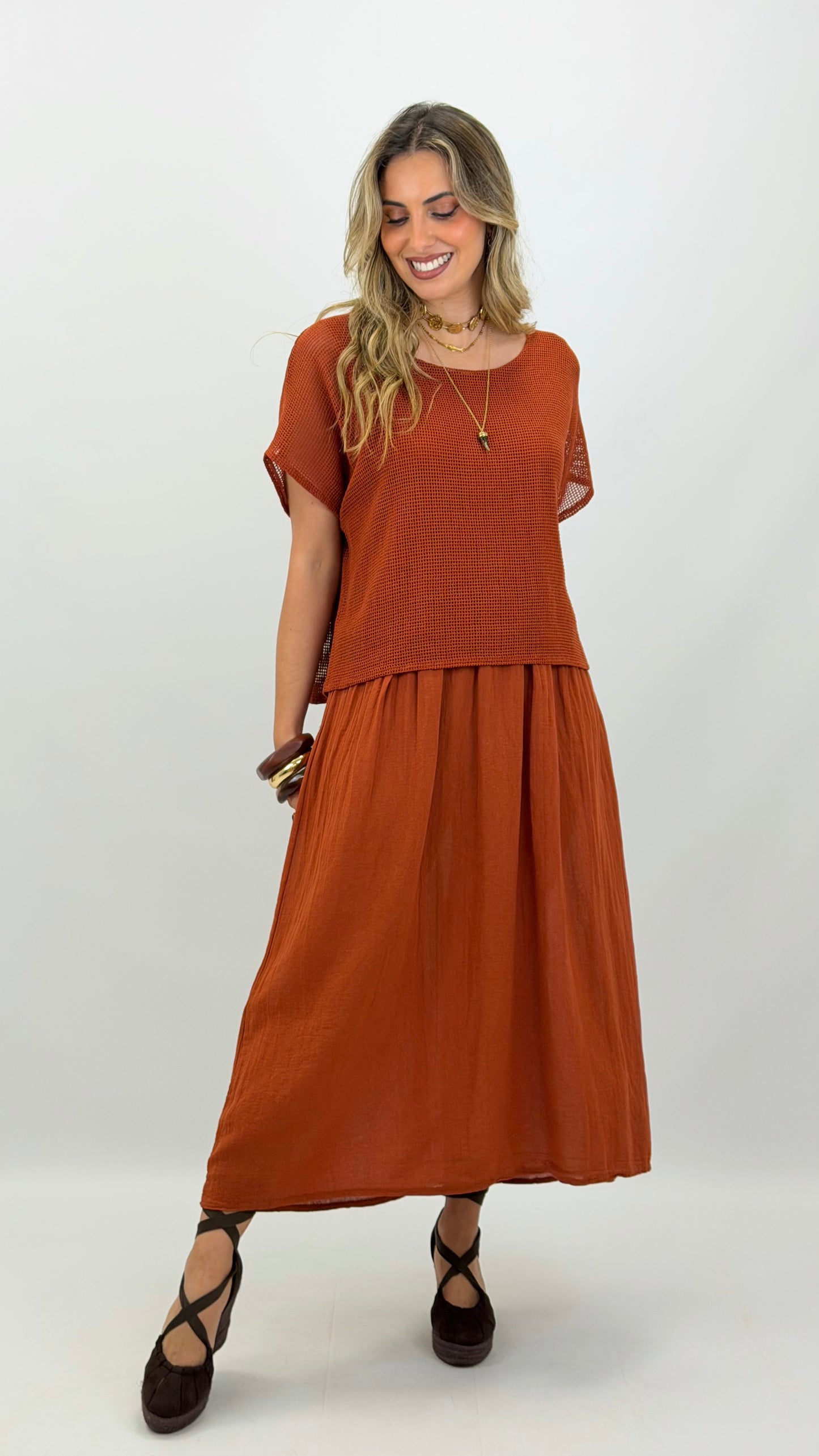 Vestido telha com camisola perfurada