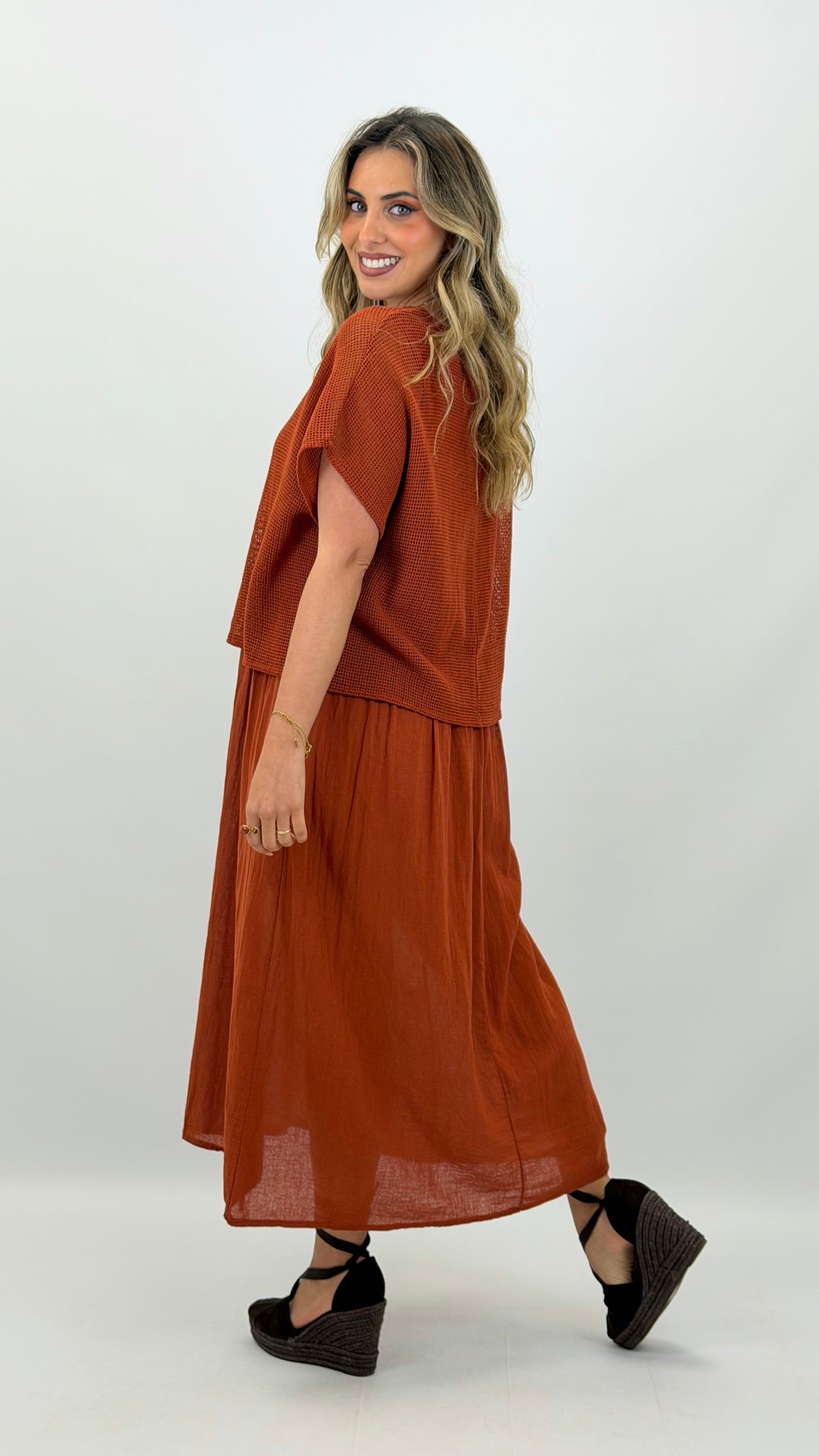 Vestido telha com camisola perfurada
