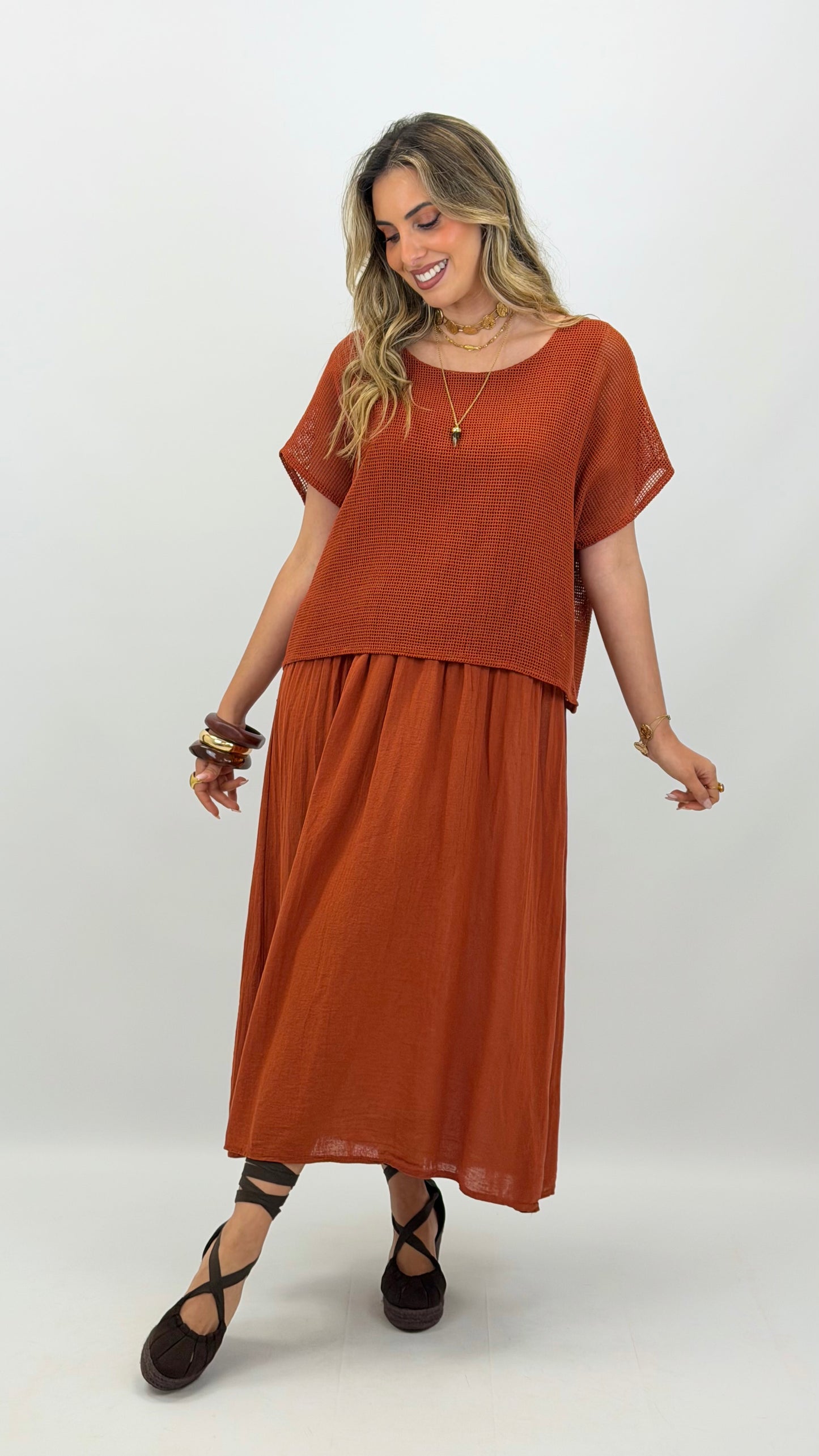 Vestido telha com camisola perfurada