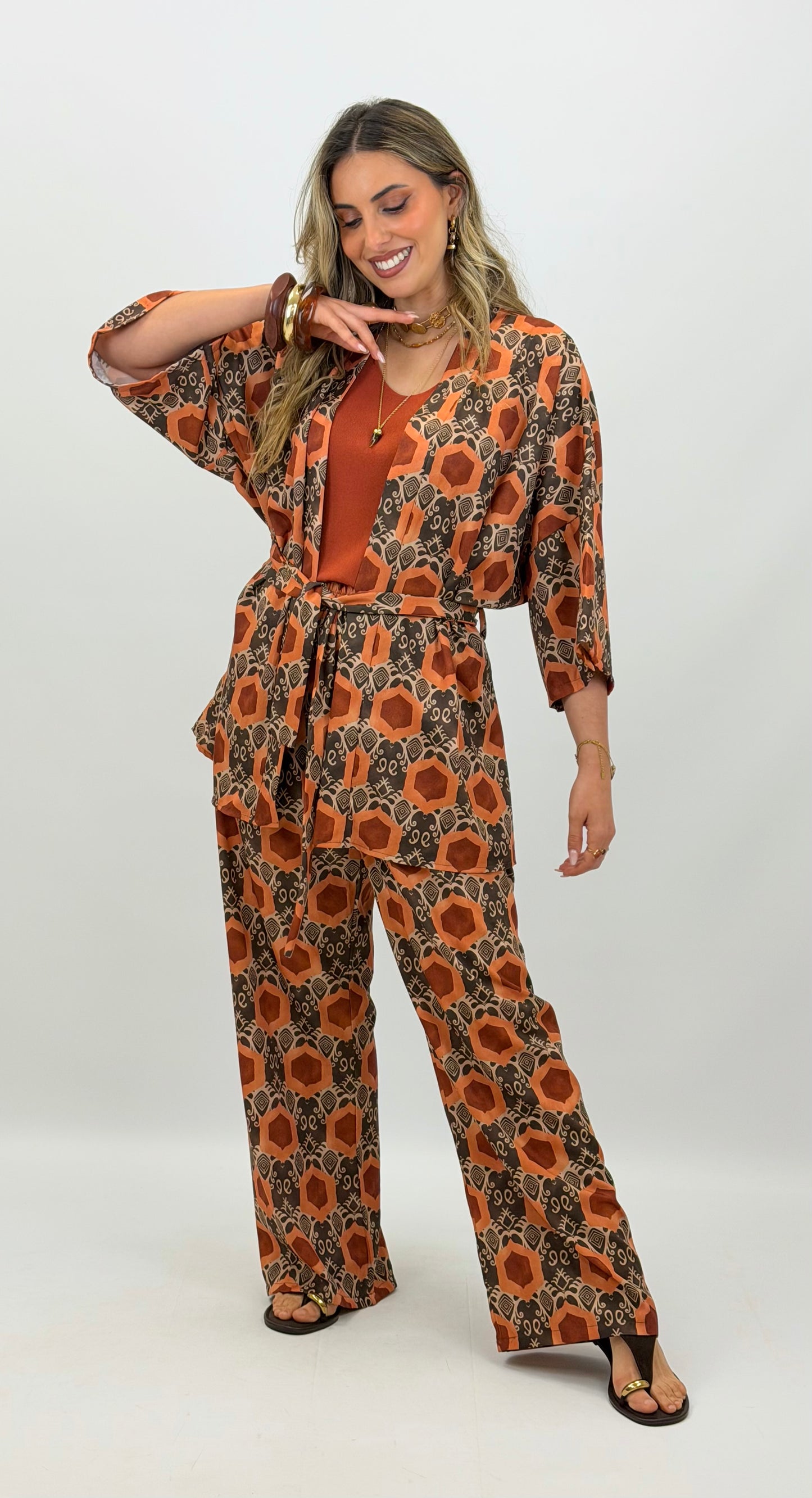 Conjunto kimono e calça tons castanho e telha