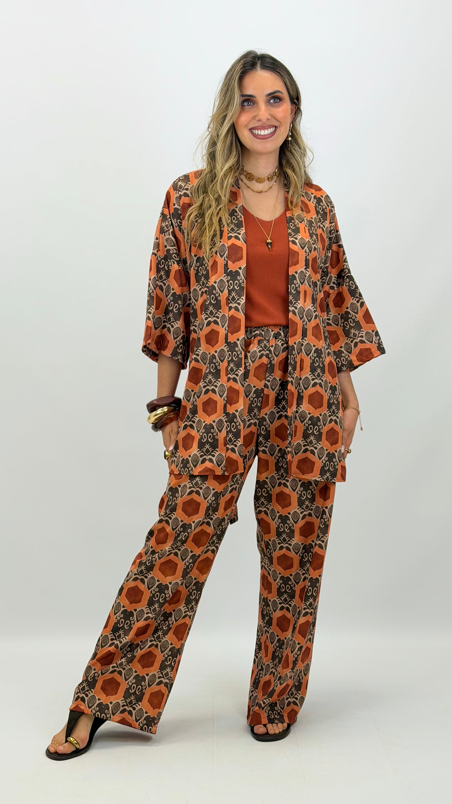 Conjunto kimono e calça tons castanho e telha