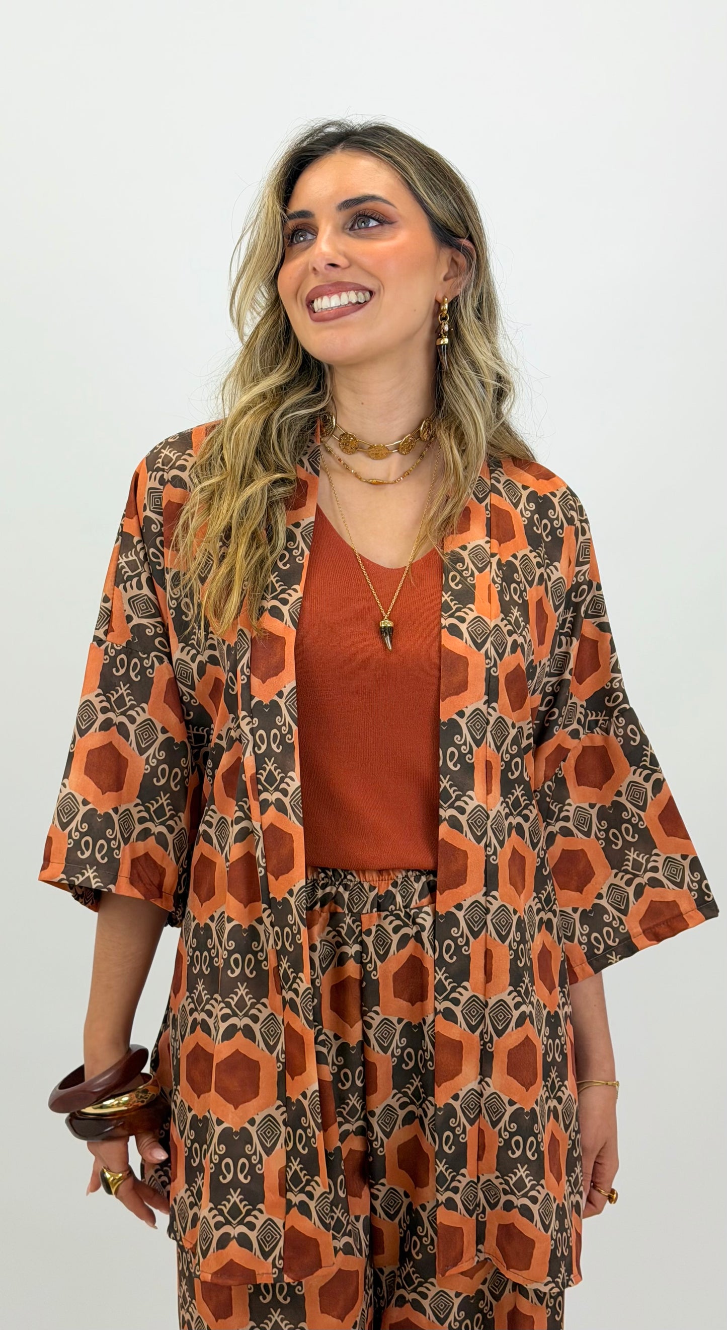 Conjunto kimono e calça tons castanho e telha