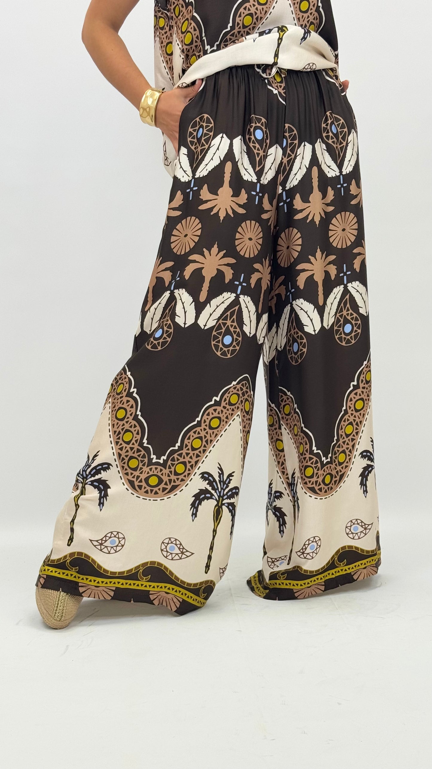 Pantalona acetinada tons castanho