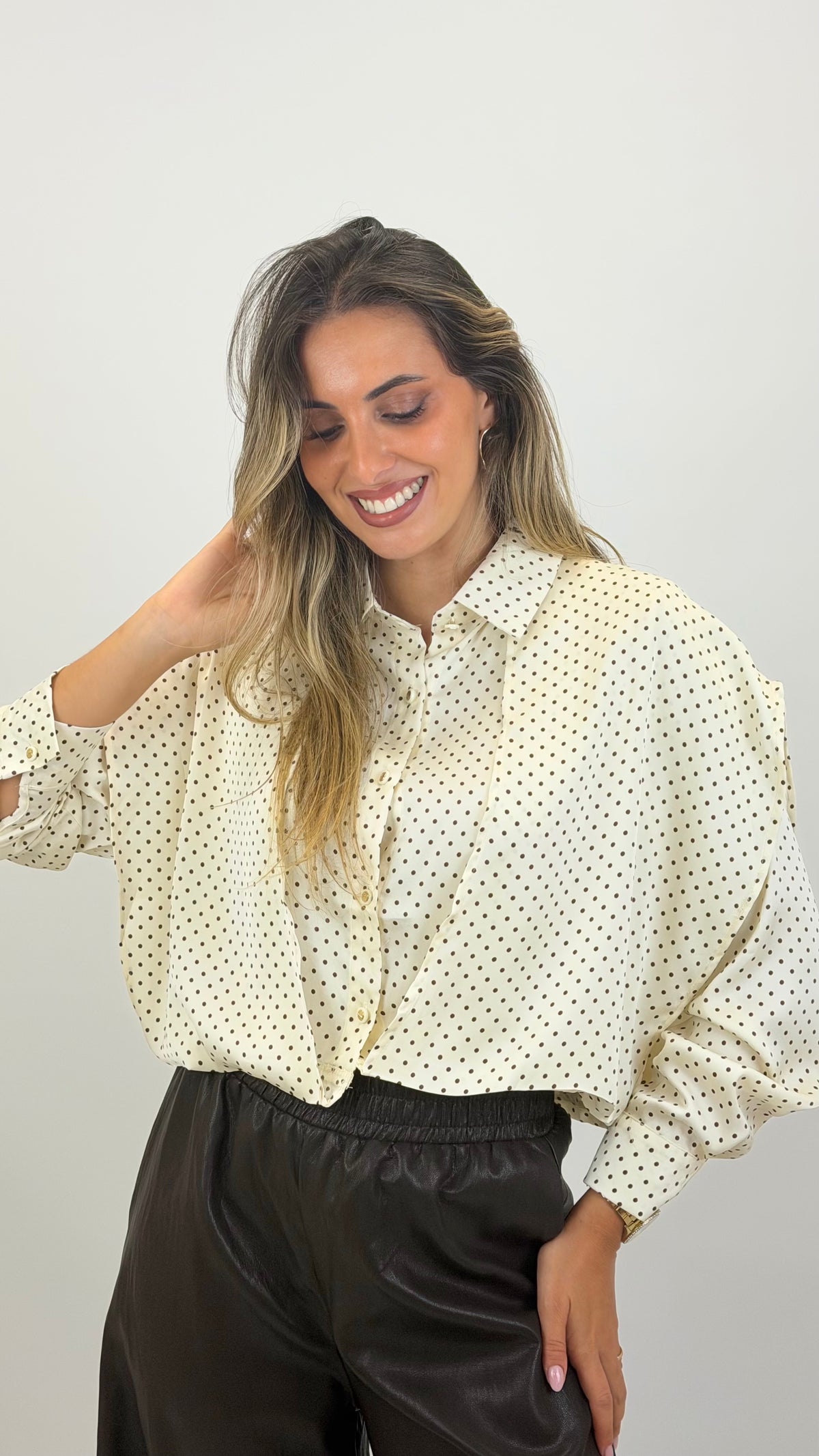 Blusa creme com pintinhas castanhas