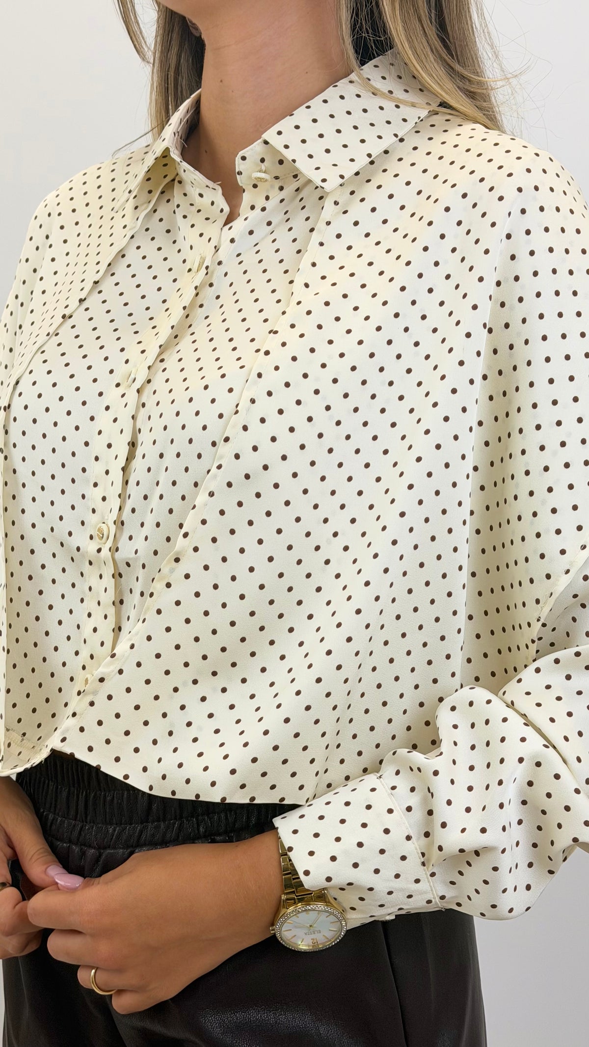 Blusa creme com pintinhas castanhas