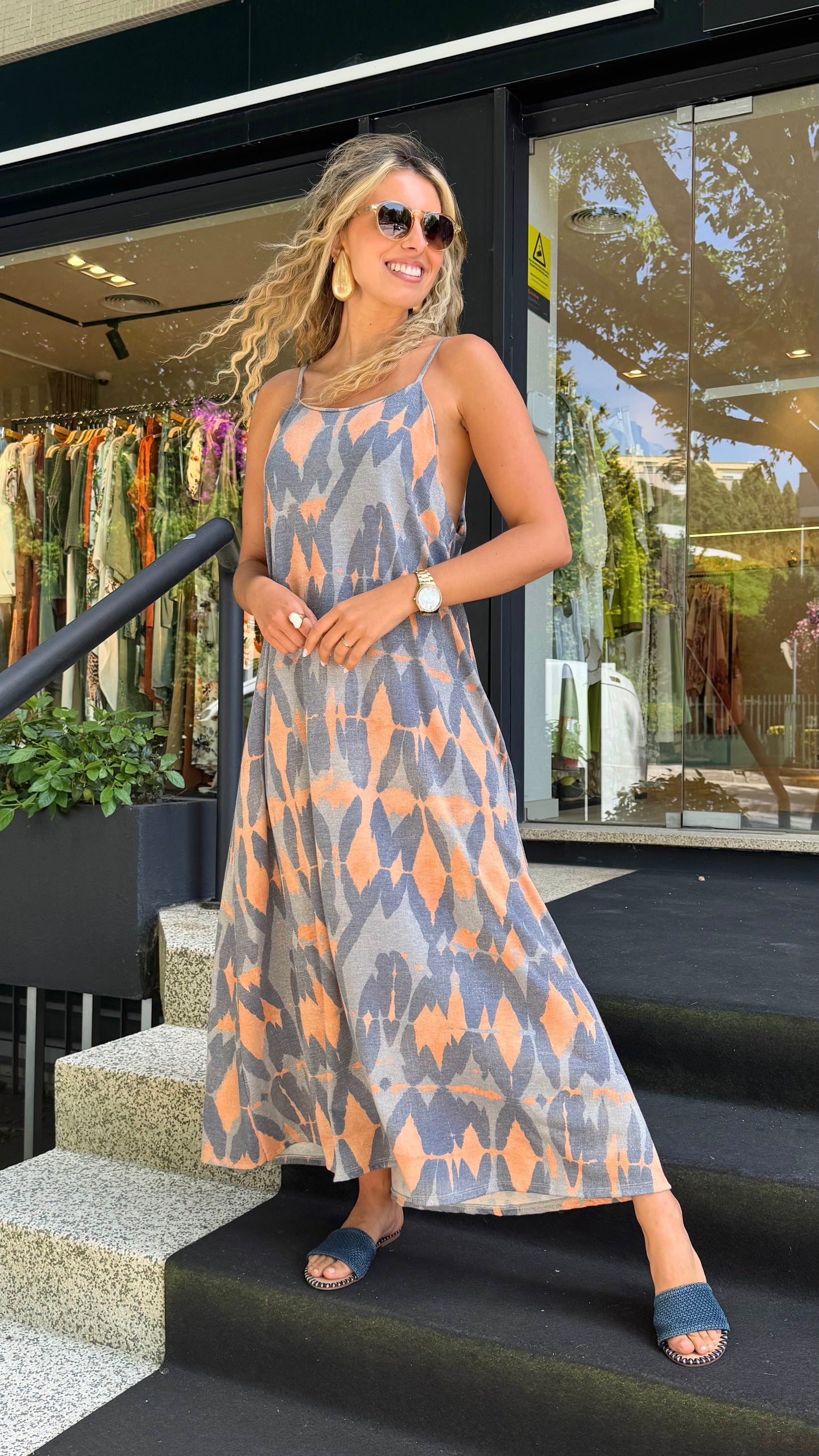 Vestido alças estampado abstrato com brilho tons azul e laranja