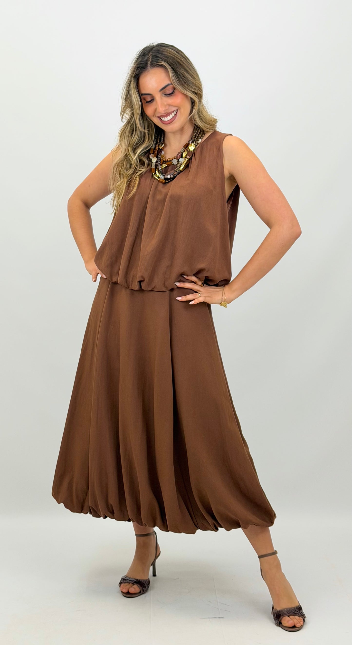 Conjunto top e saia abalonada castanho