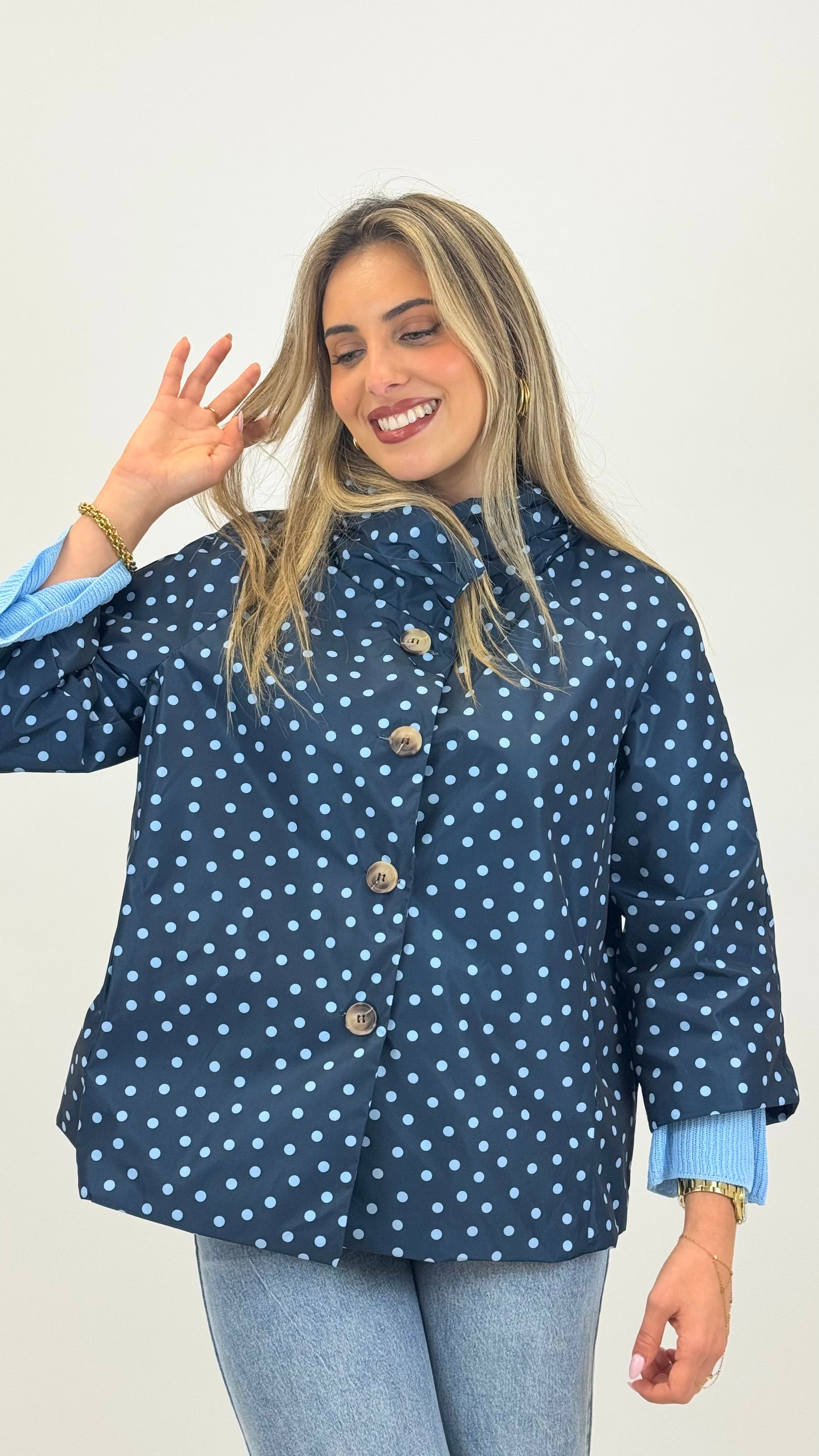 Parka manga 3/4 com botões azul-marinho com pintas azul-bebé