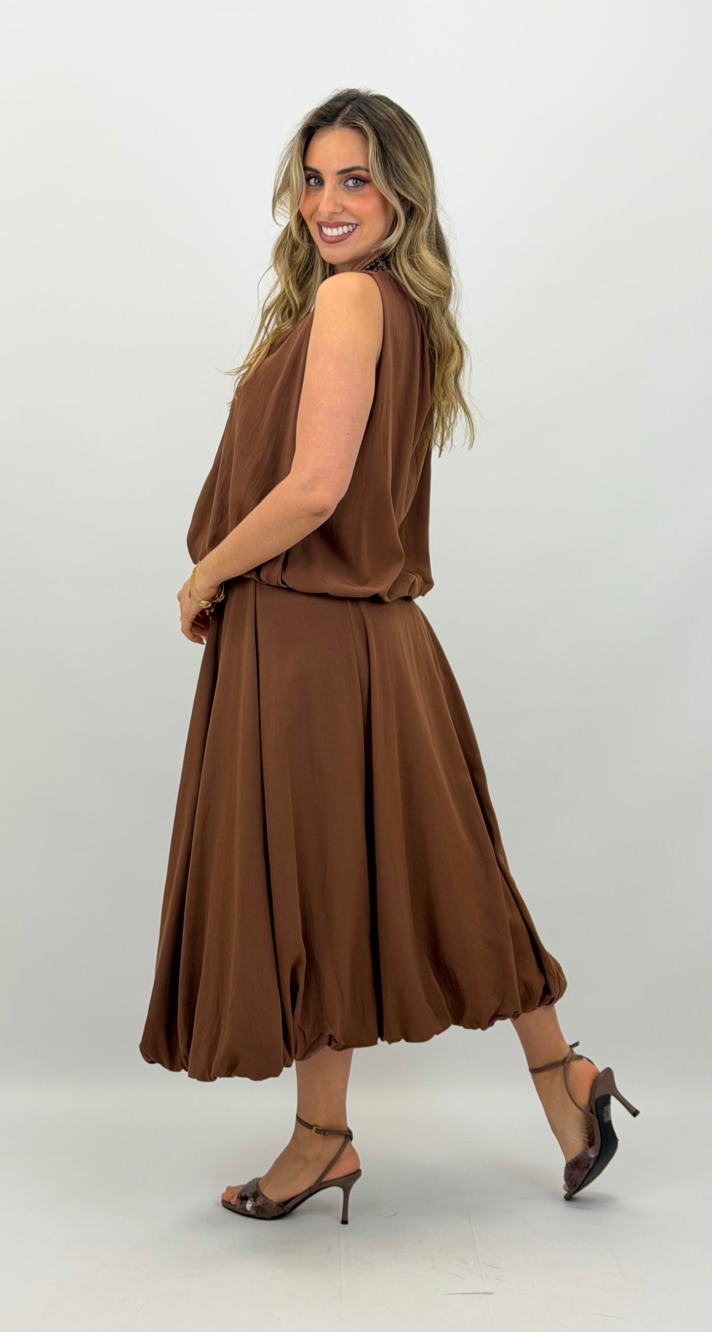 Conjunto top e saia abalonada castanho