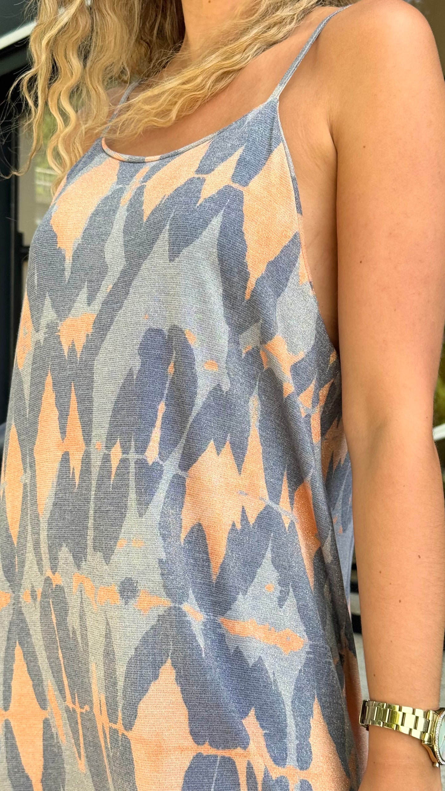 Vestido alças estampado abstrato com brilho tons azul e laranja