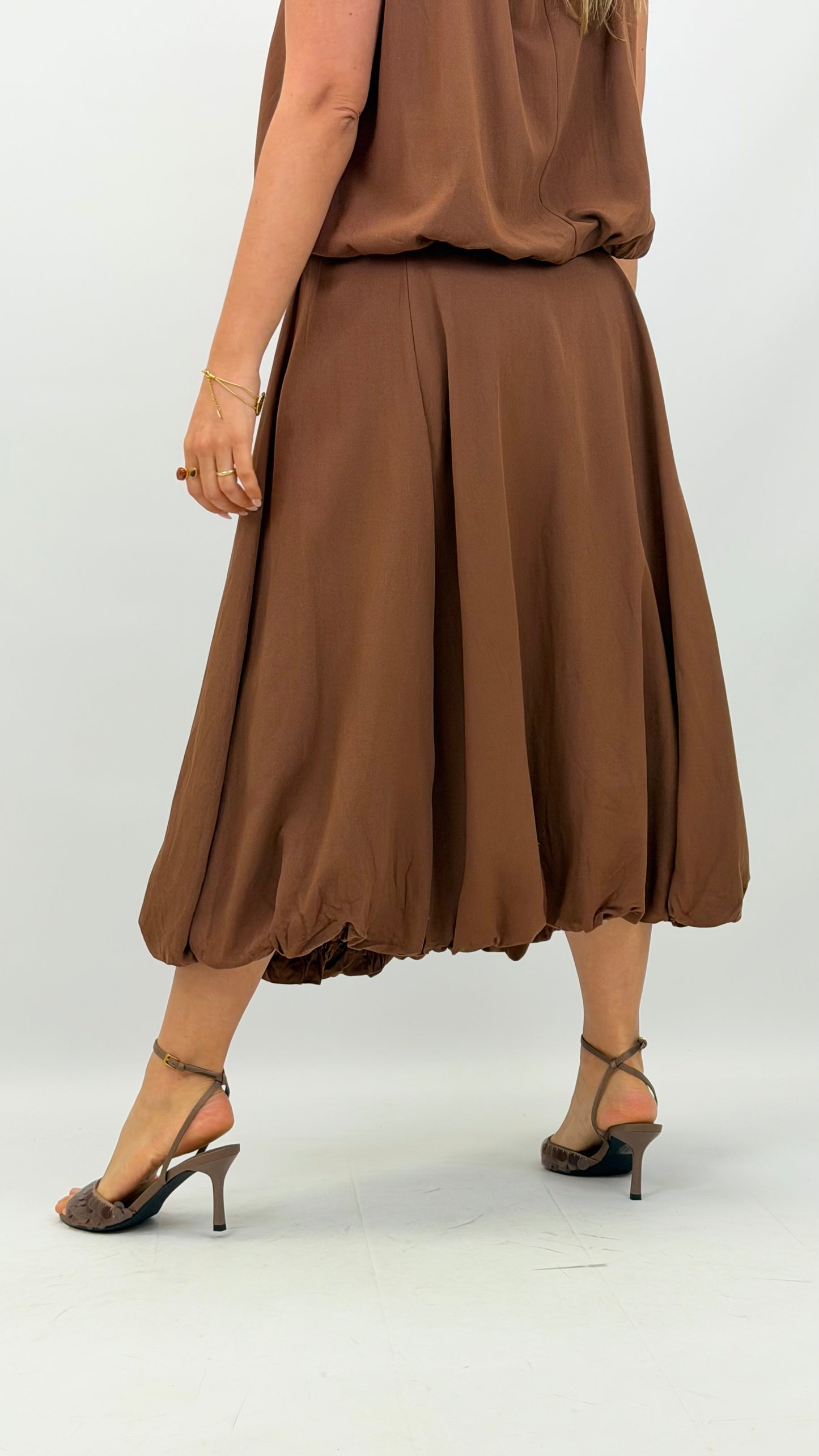 Conjunto top e saia abalonada castanho