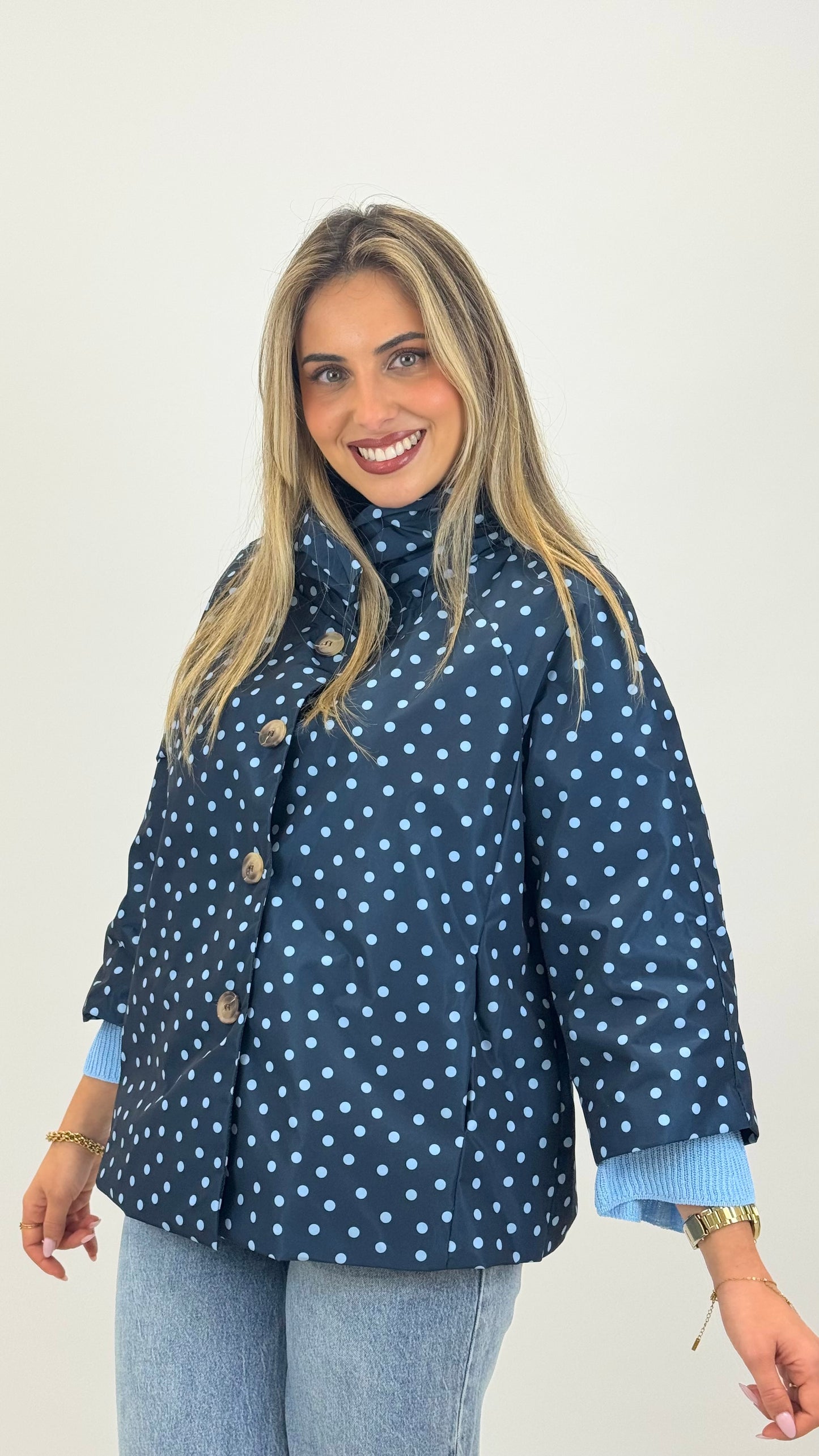 Parka manga 3/4 com botões azul-marinho com pintas azul-bebé