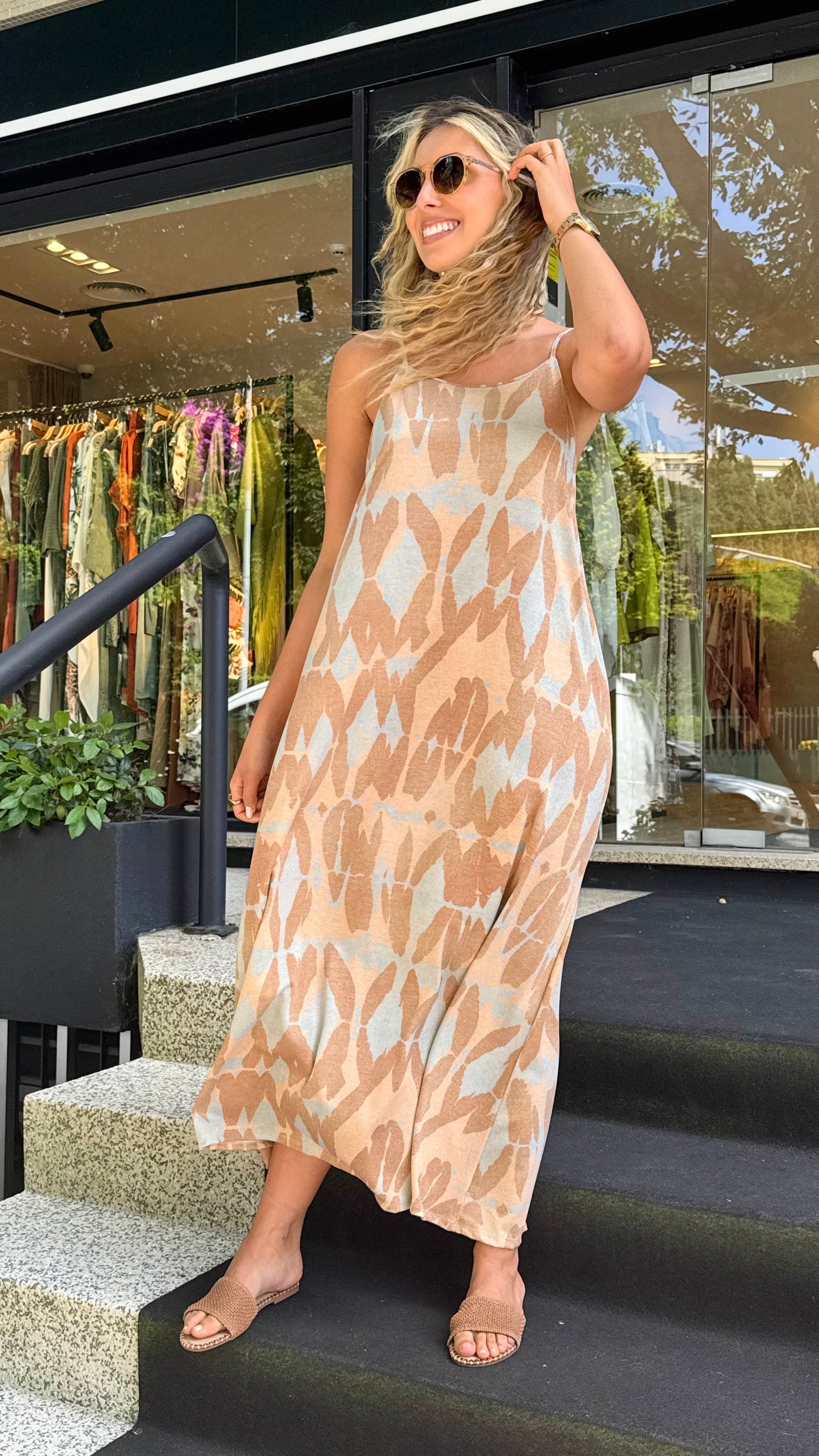 Vestido alças estampado abstrato com brilho tons bege e azul