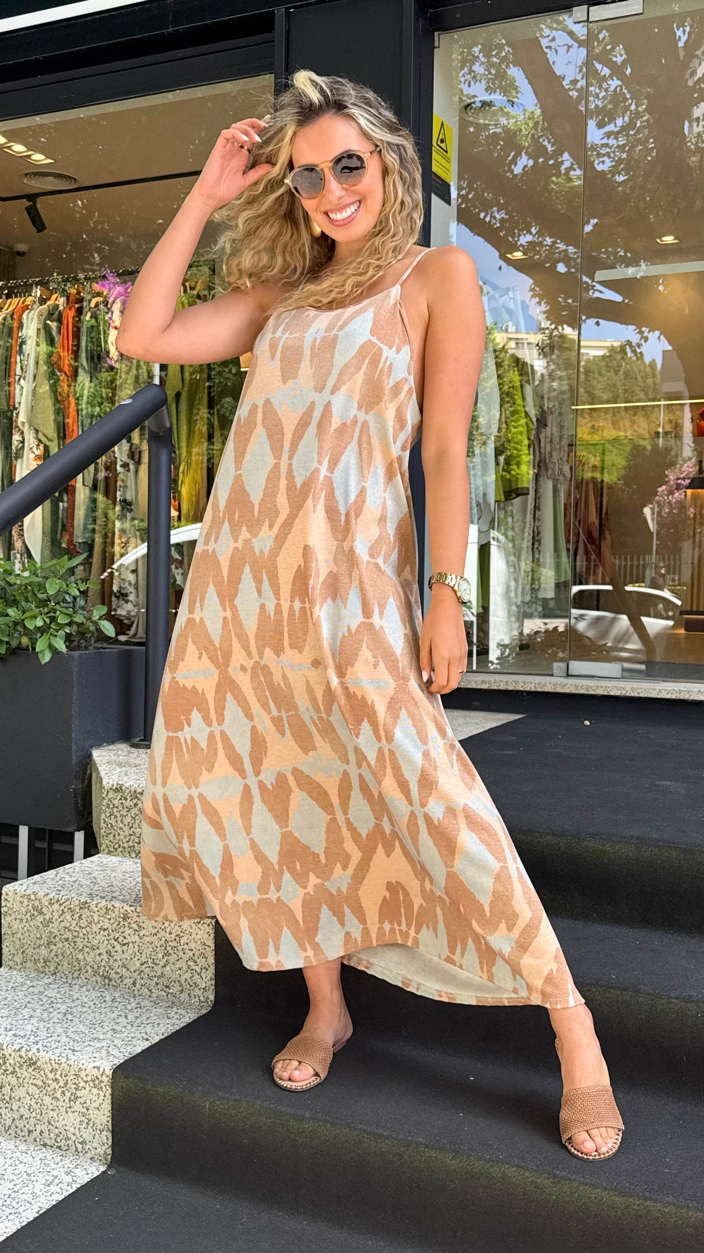 Vestido alças estampado abstrato com brilho tons bege e azul