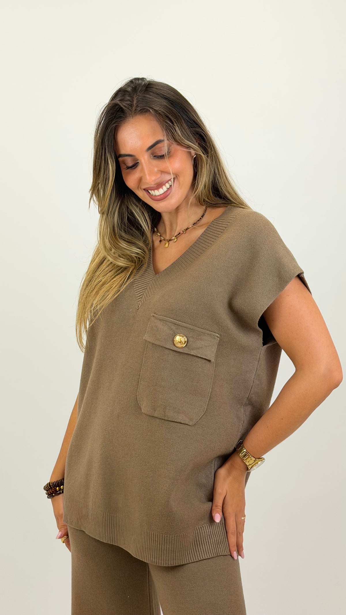 Conjunto camisola/colete e calça malha taupe