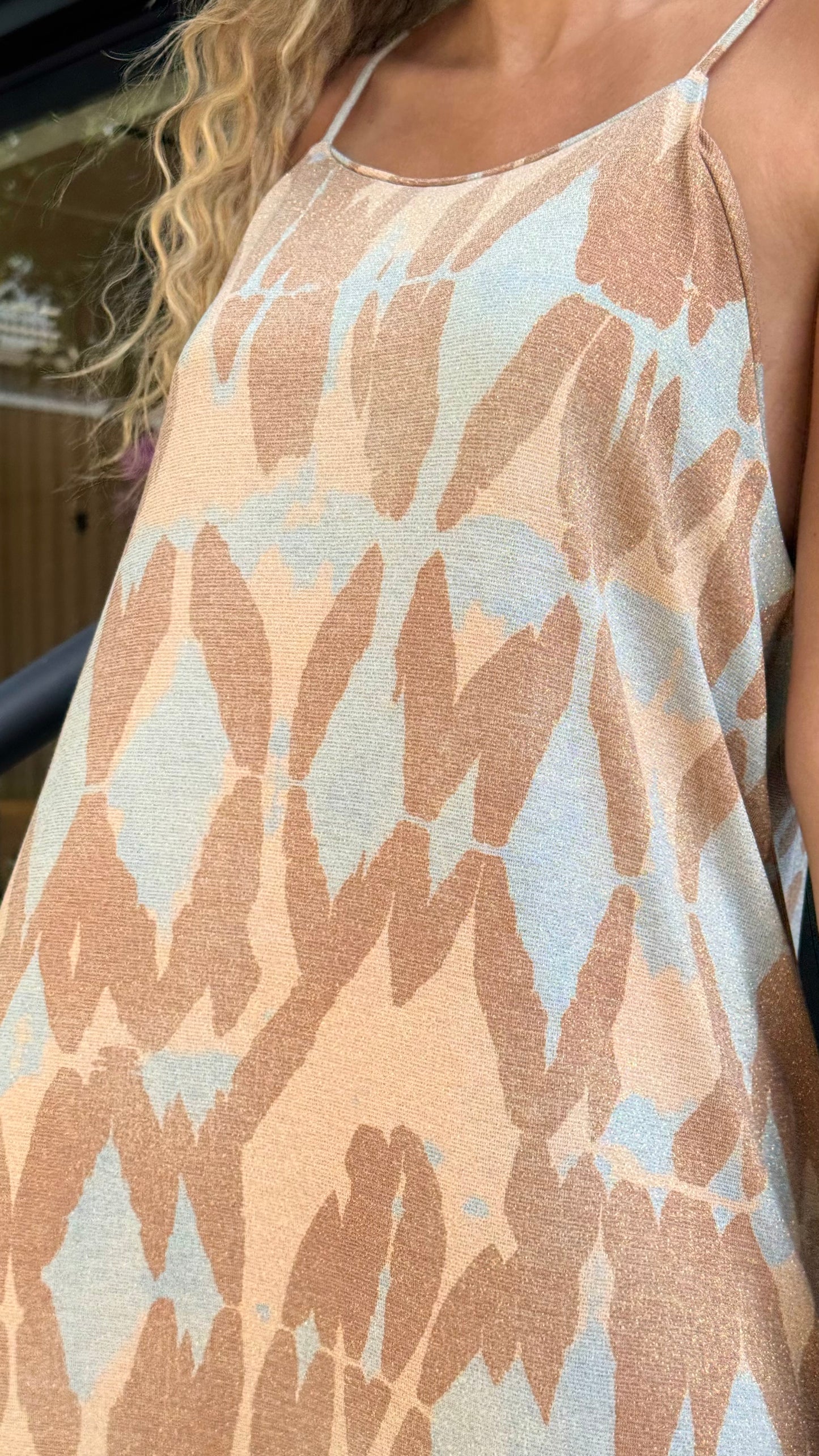 Vestido alças estampado abstrato com brilho tons bege e azul