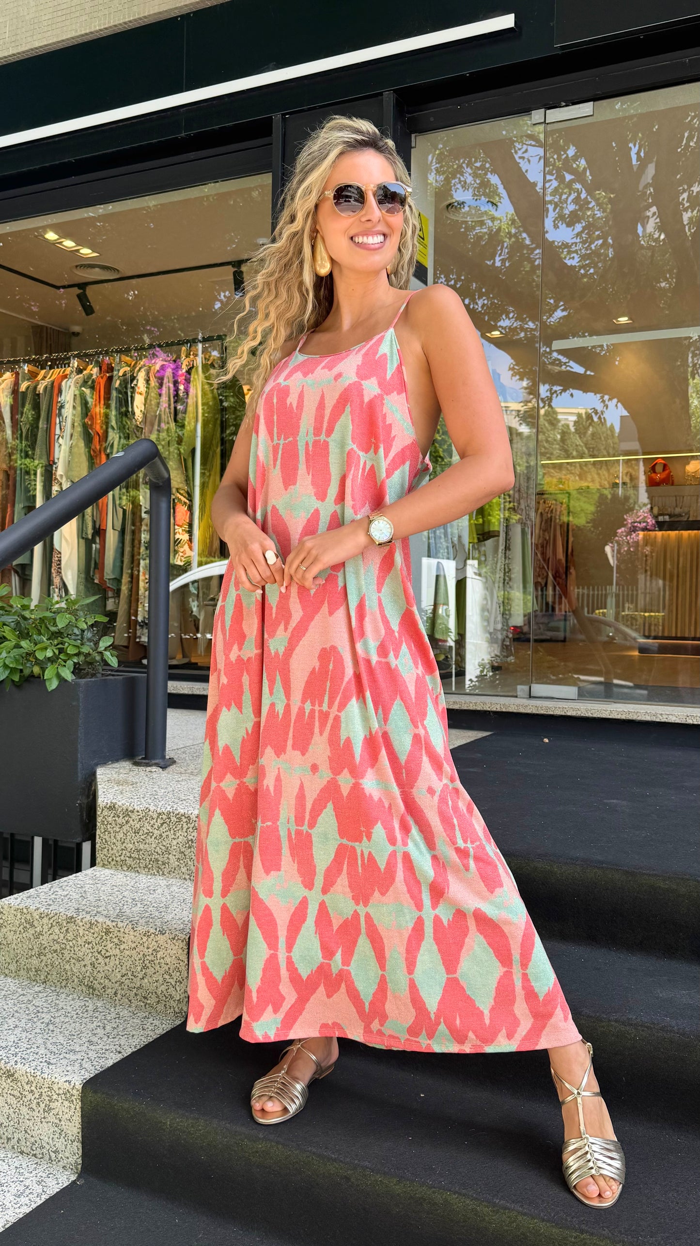 Vestido alças estampado abstrato com brilho tons coral e turquesa