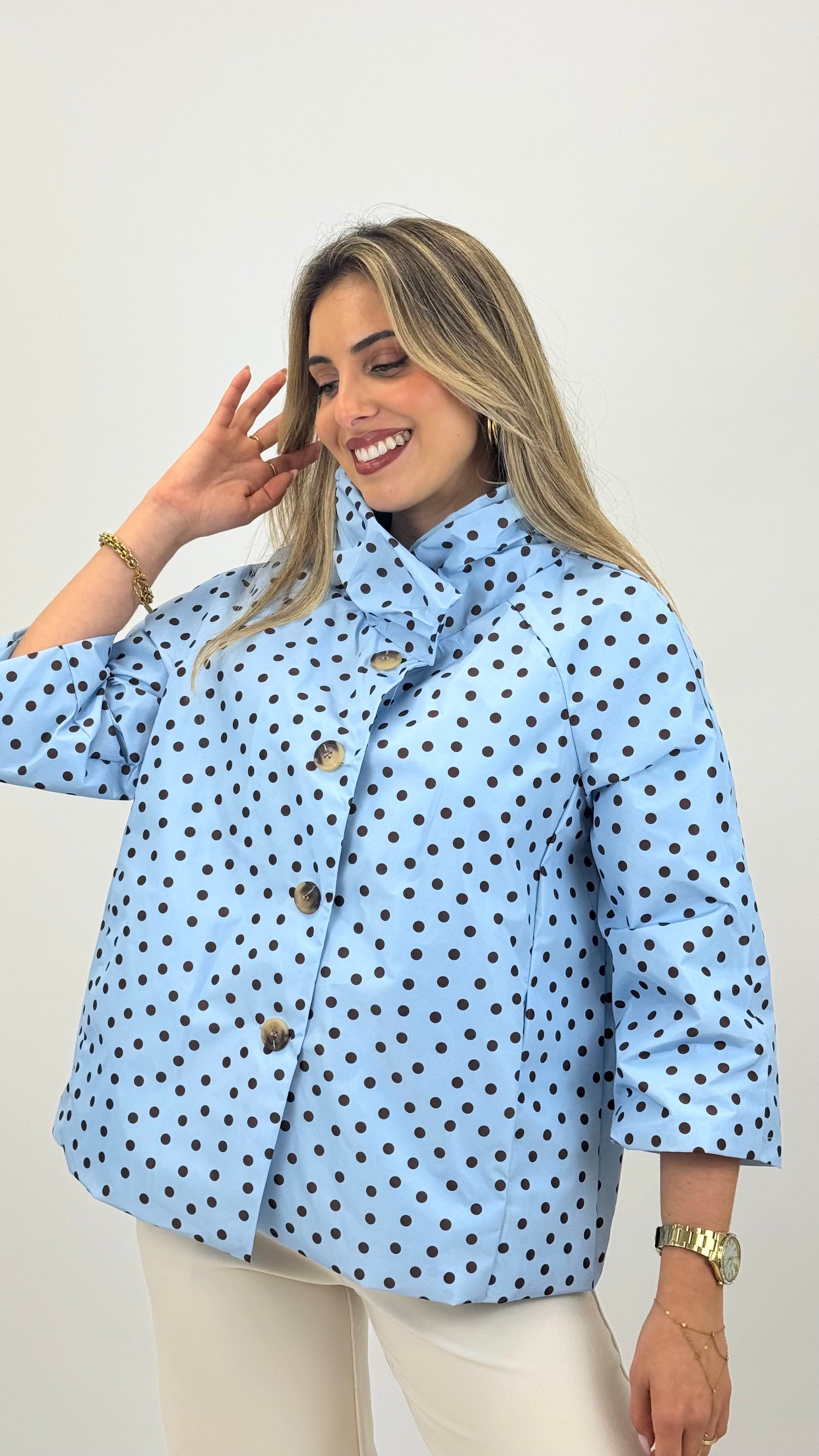 Parka manga 3/4 com botões azul-bebé com pintas castanhas