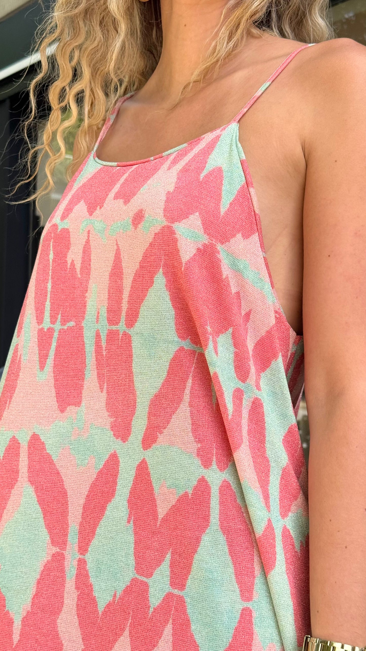 Vestido alças estampado abstrato com brilho tons coral e turquesa