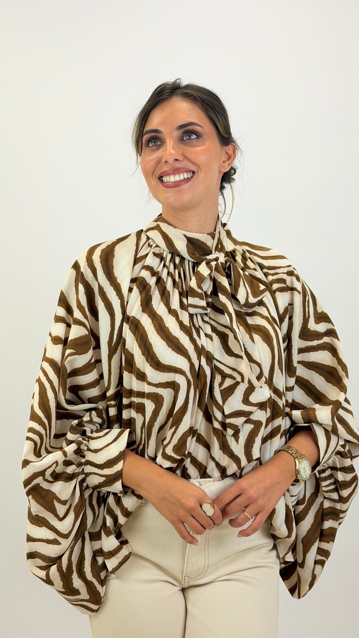 Blusa plissada estampado zebra tons camel e pérola
