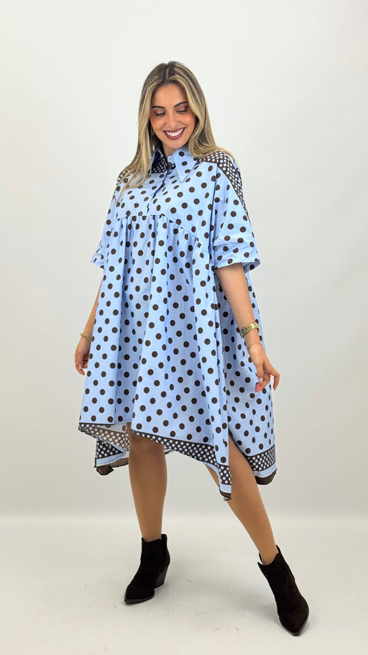 Vestido largo azul-bebé com pintas castanhas