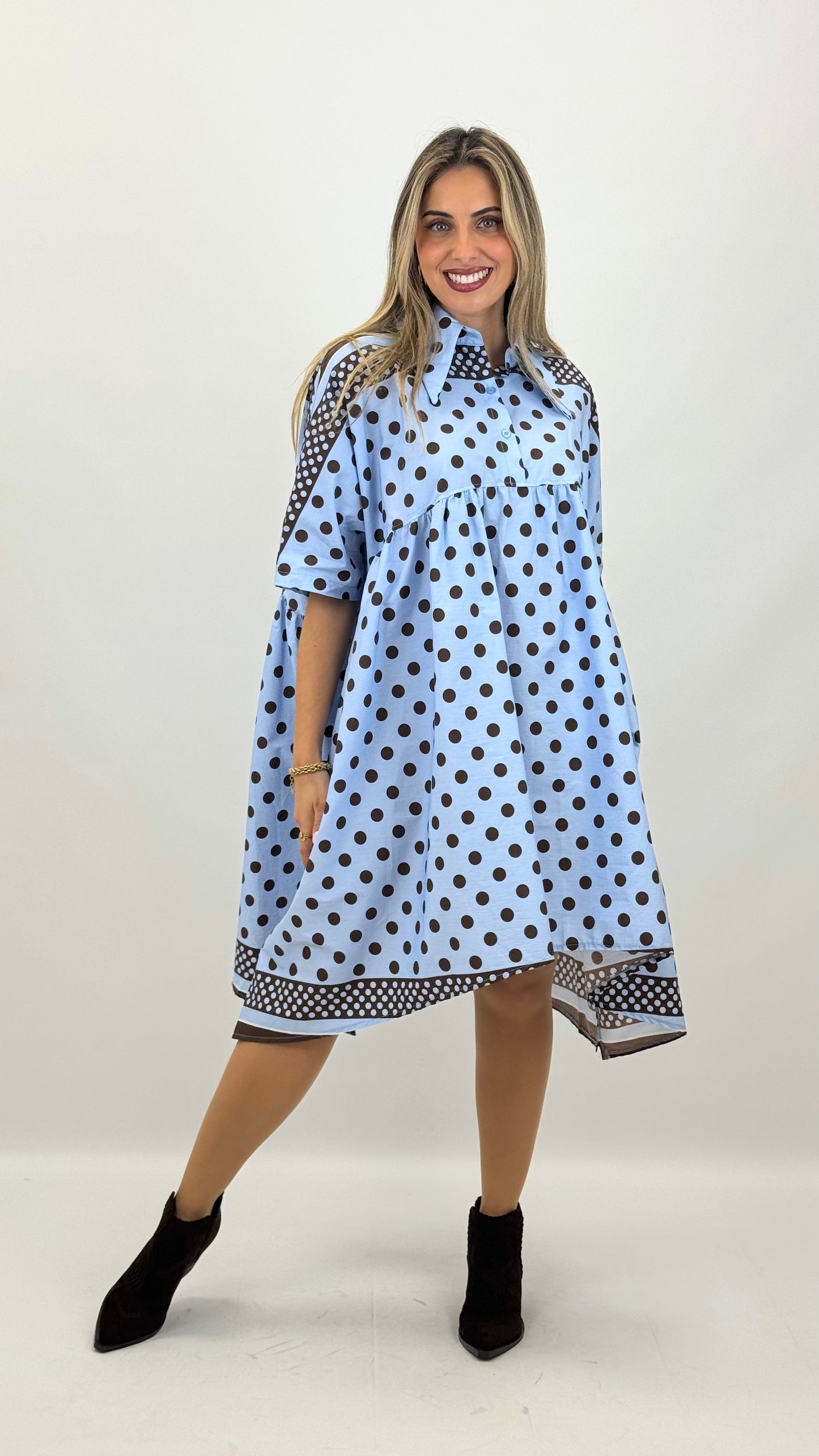 Vestido largo azul-bebé com pintas castanhas