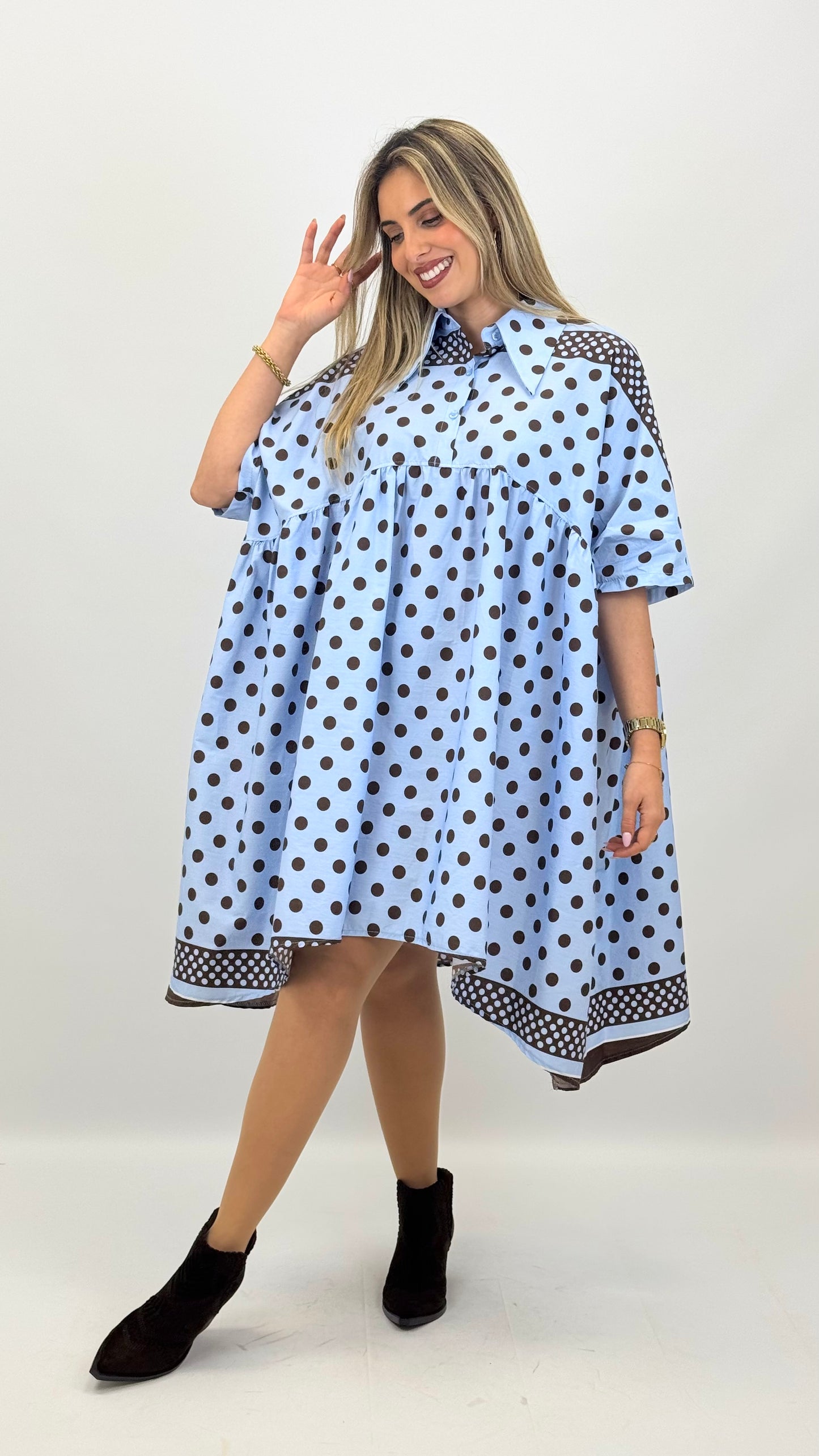 Vestido largo azul-bebé com pintas castanhas