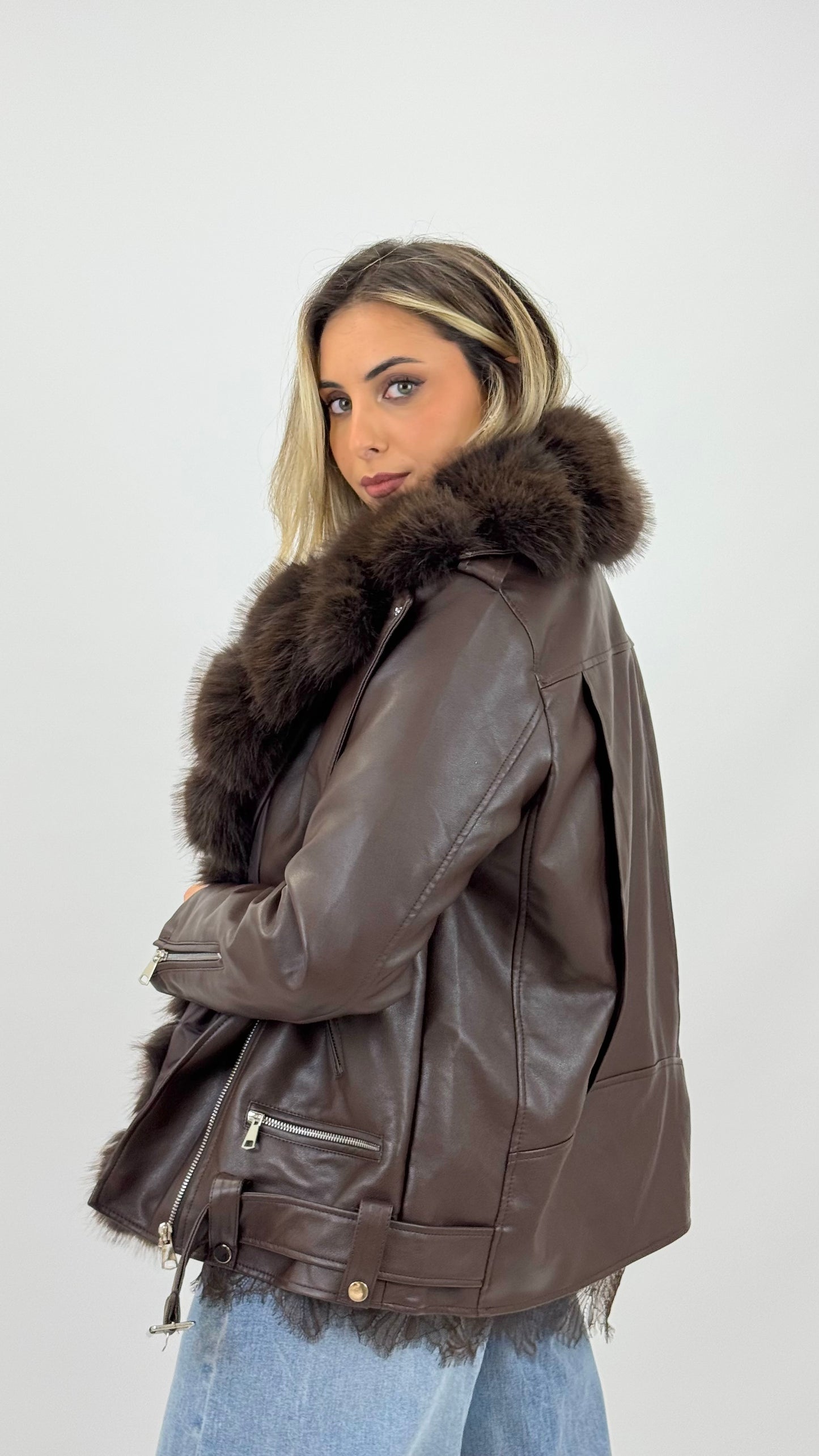 Blusão eco-pele castanho com pelo na gola e interior