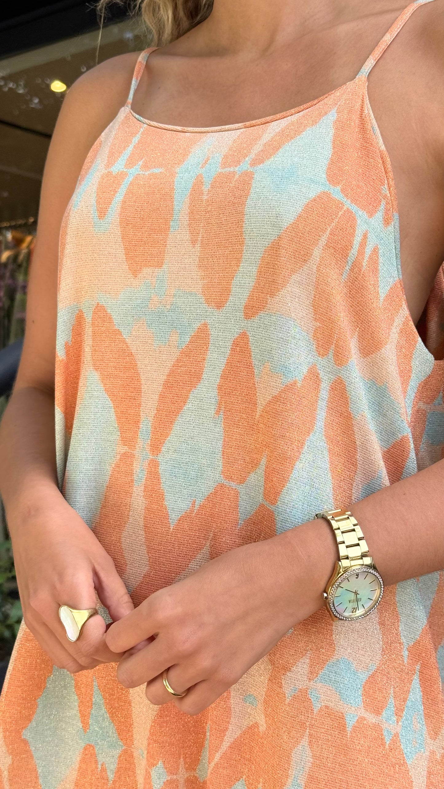 Vestido alças estampado abstrato com brilho tons laranja e turquesa