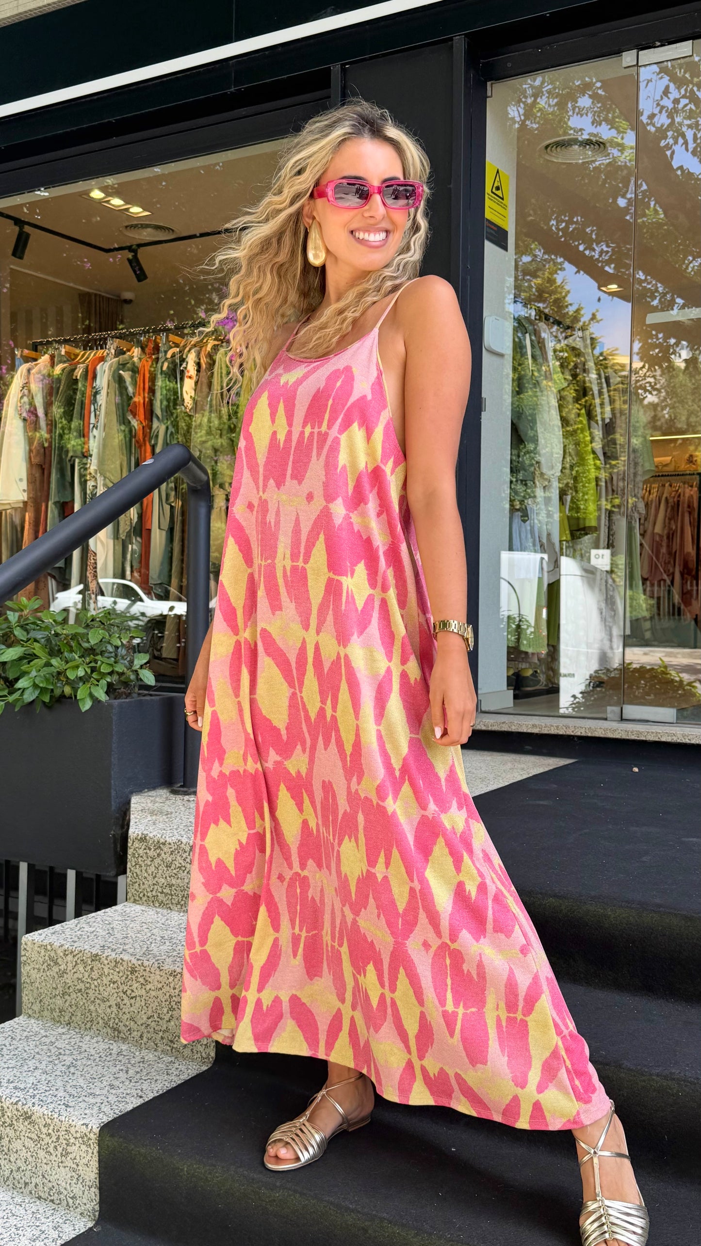 Vestido alças estampado abstrato com brilho tons rosa e amarelo