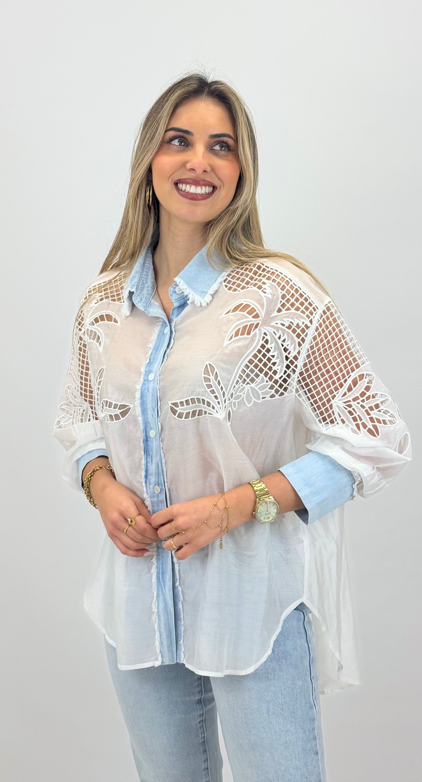 Blusa branca com bordados e detalhes em ganga