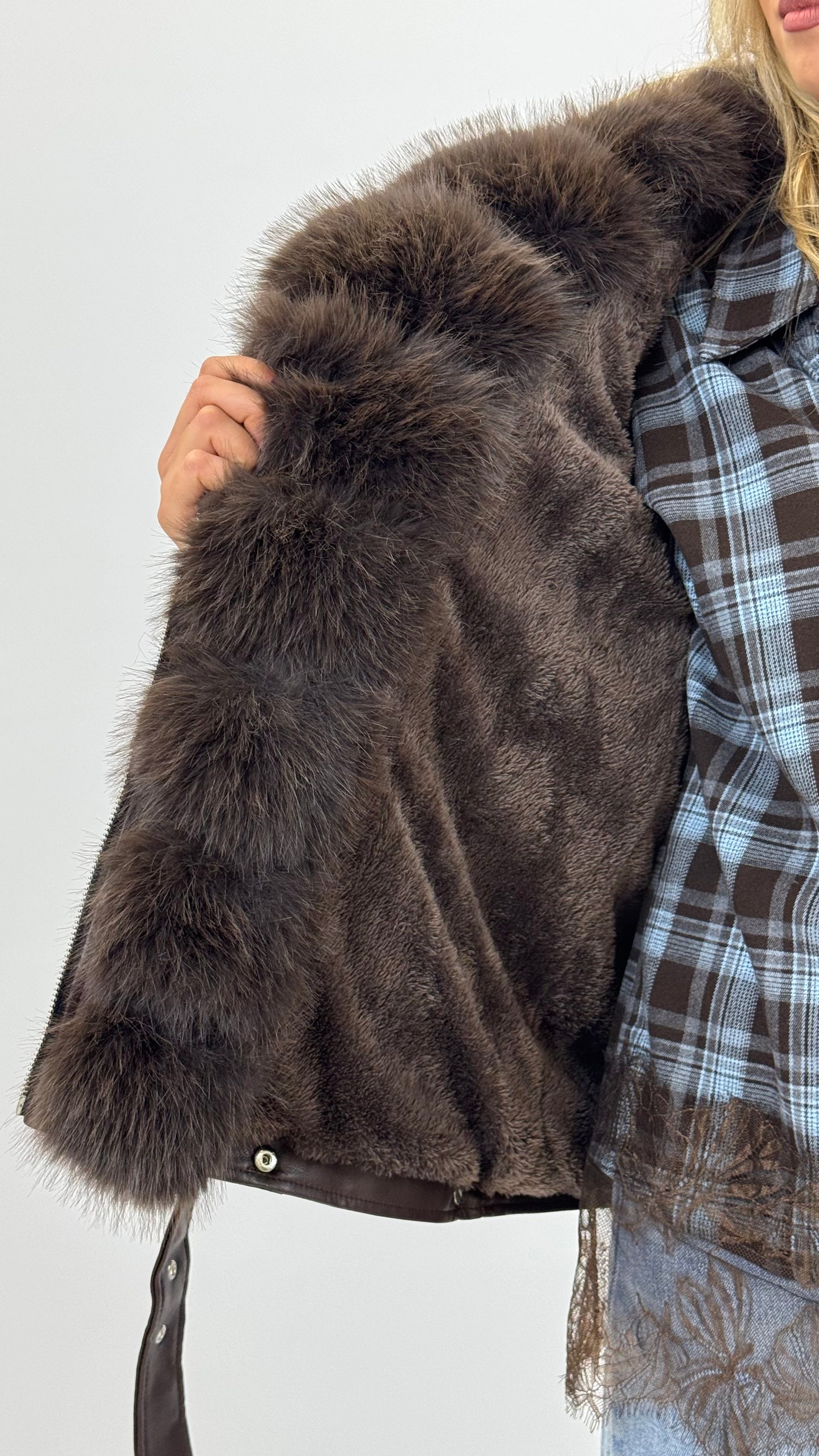 Blusão eco-pele castanho com pelo na gola e interior