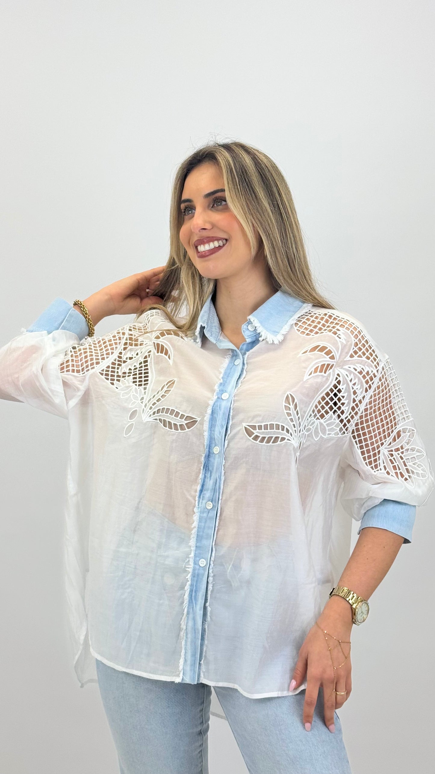 Blusa branca com bordados e detalhes em ganga