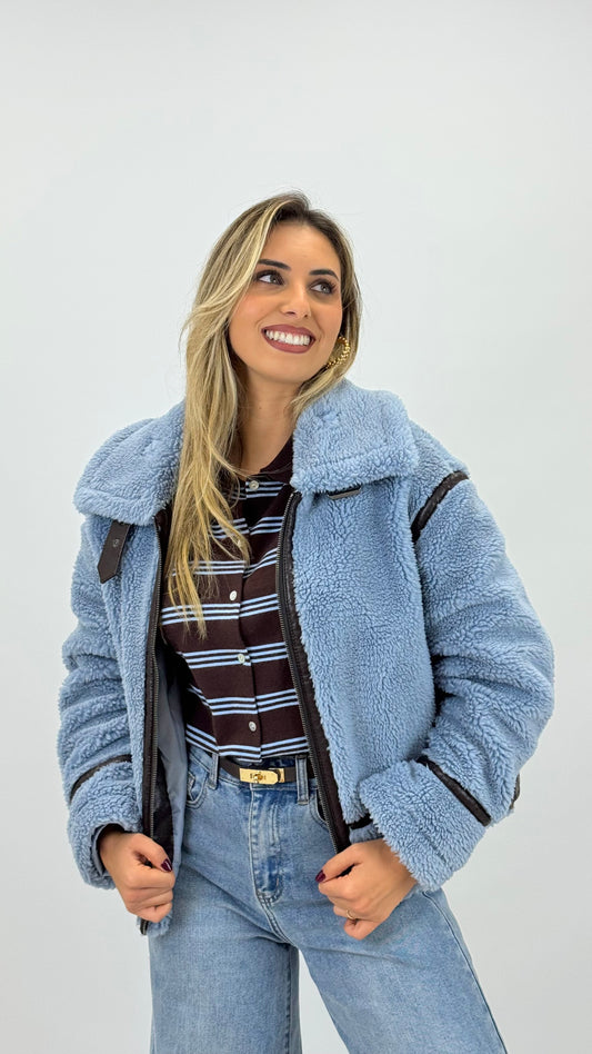 Casaco carneirinho azul com pormenores eco-pele castanha