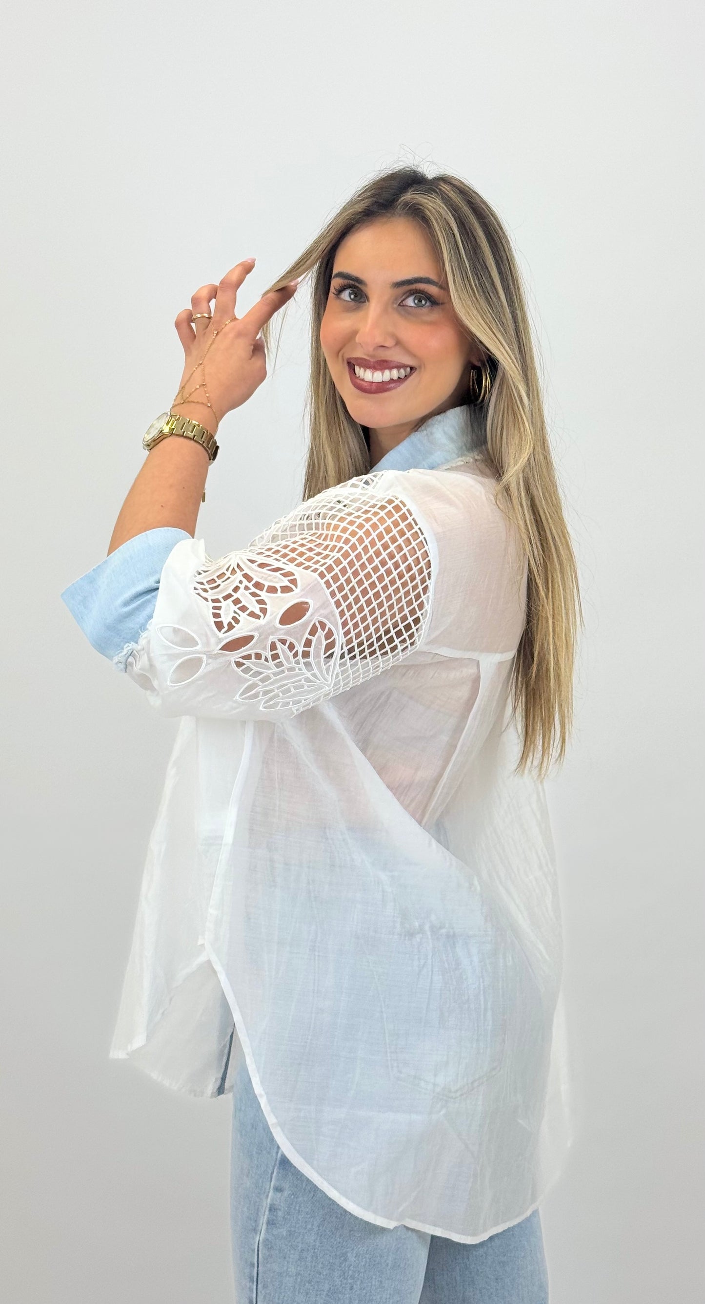 Blusa branca com bordados e detalhes em ganga