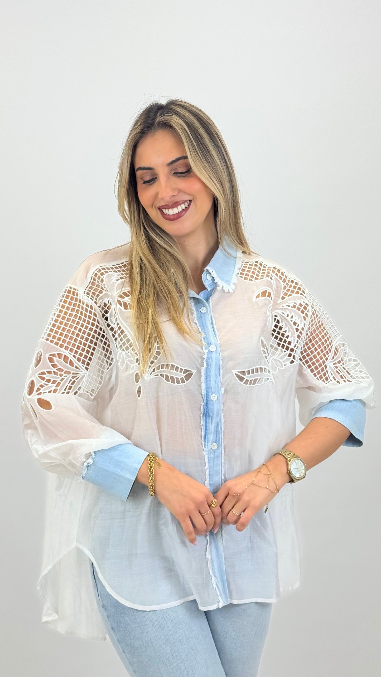 Blusa branca com bordados e detalhes em ganga