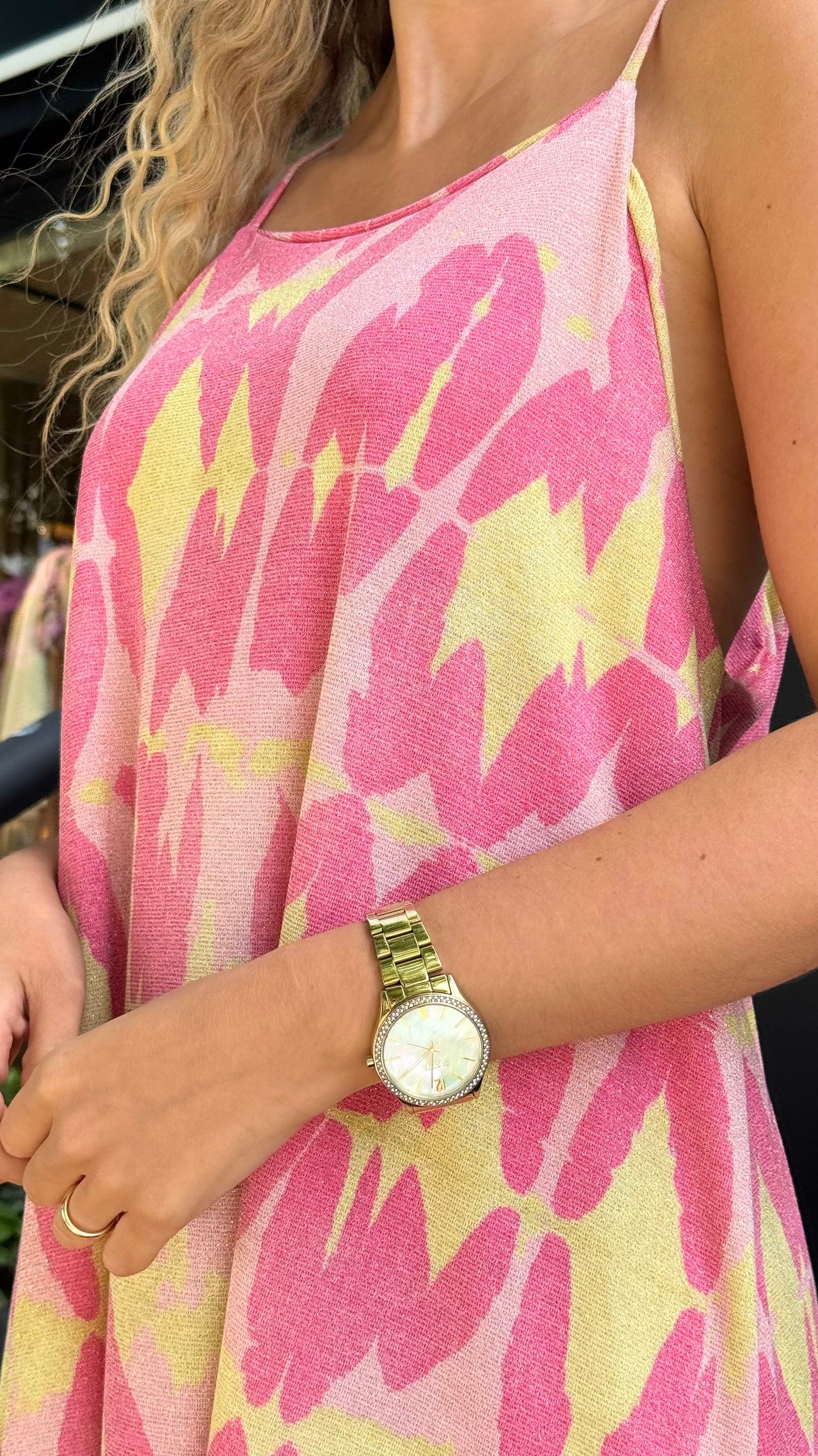 Vestido alças estampado abstrato com brilho tons rosa e amarelo