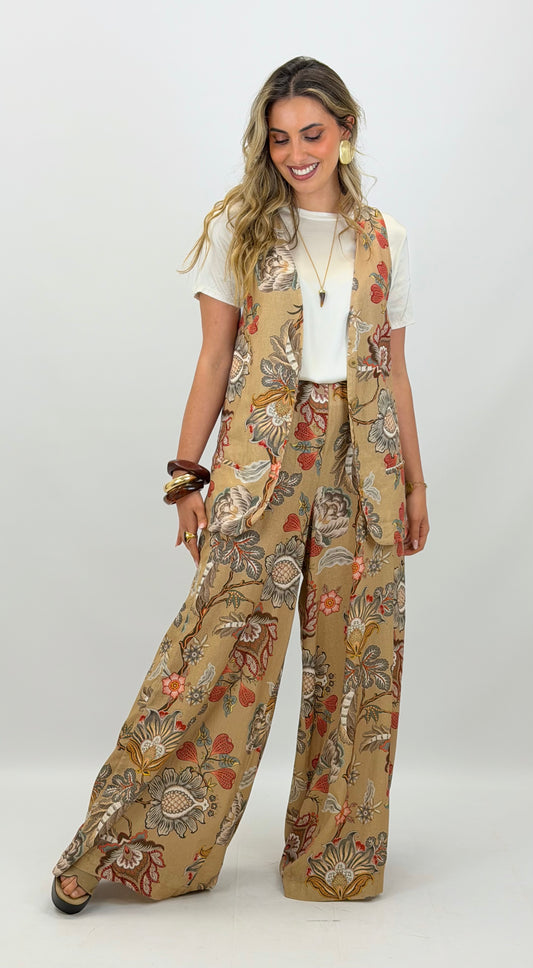 Conjunto colete e calça estampado fundo bege