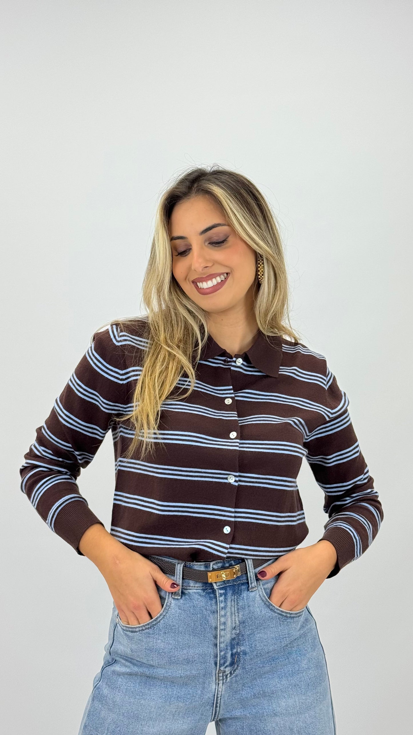 Camisola/polo malha castanho com risca azul-bebé
