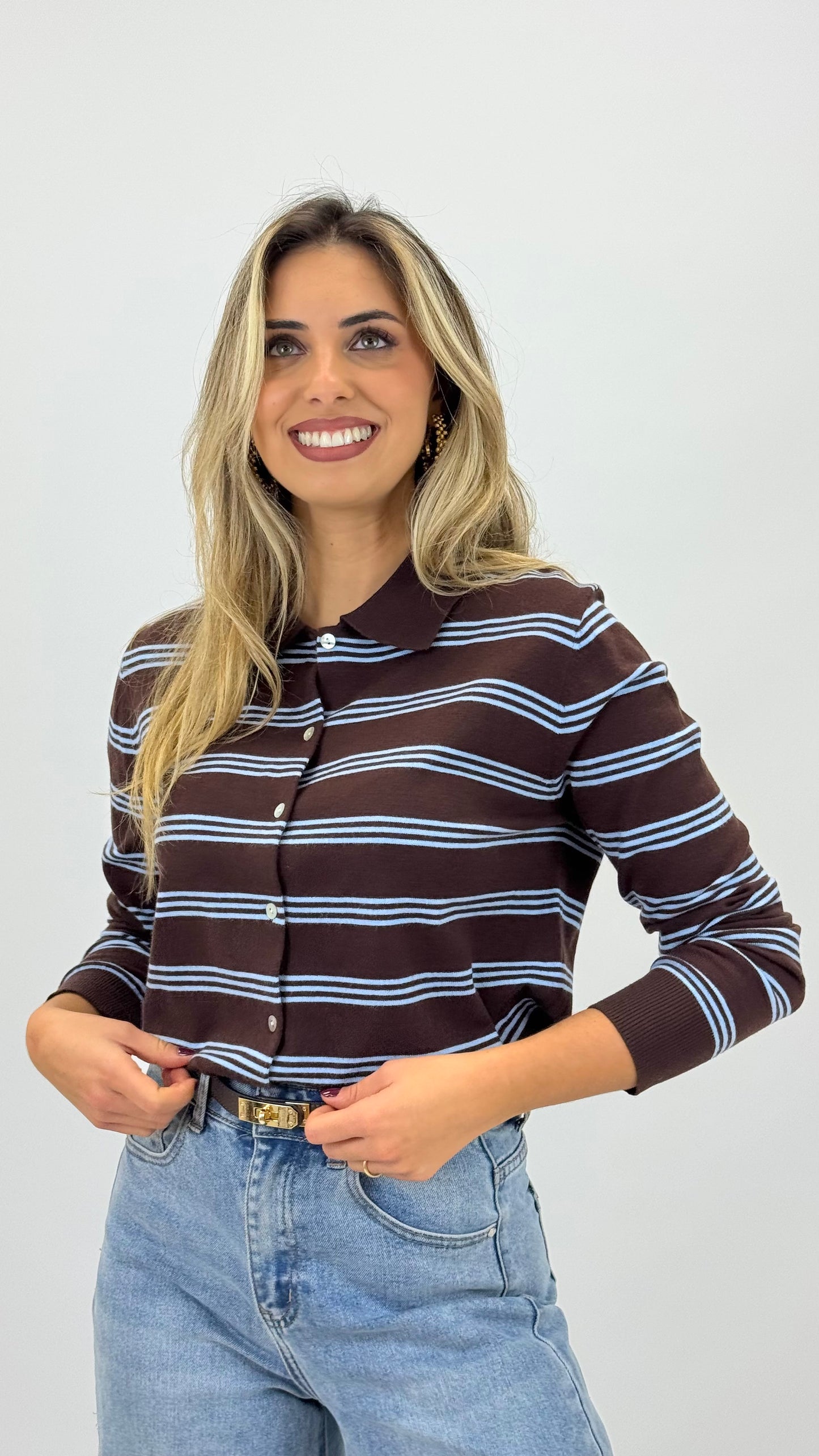 Camisola/polo malha castanho com risca azul-bebé