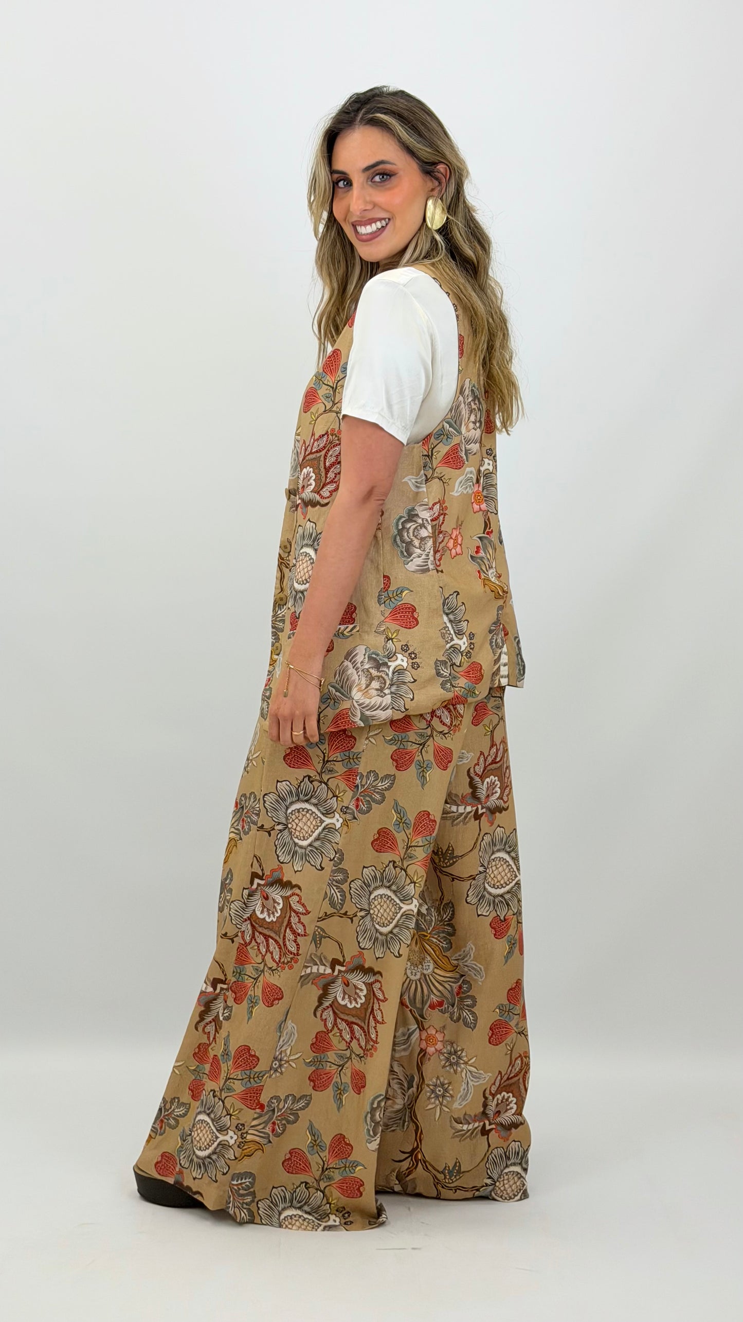 Conjunto colete e calça estampado fundo bege