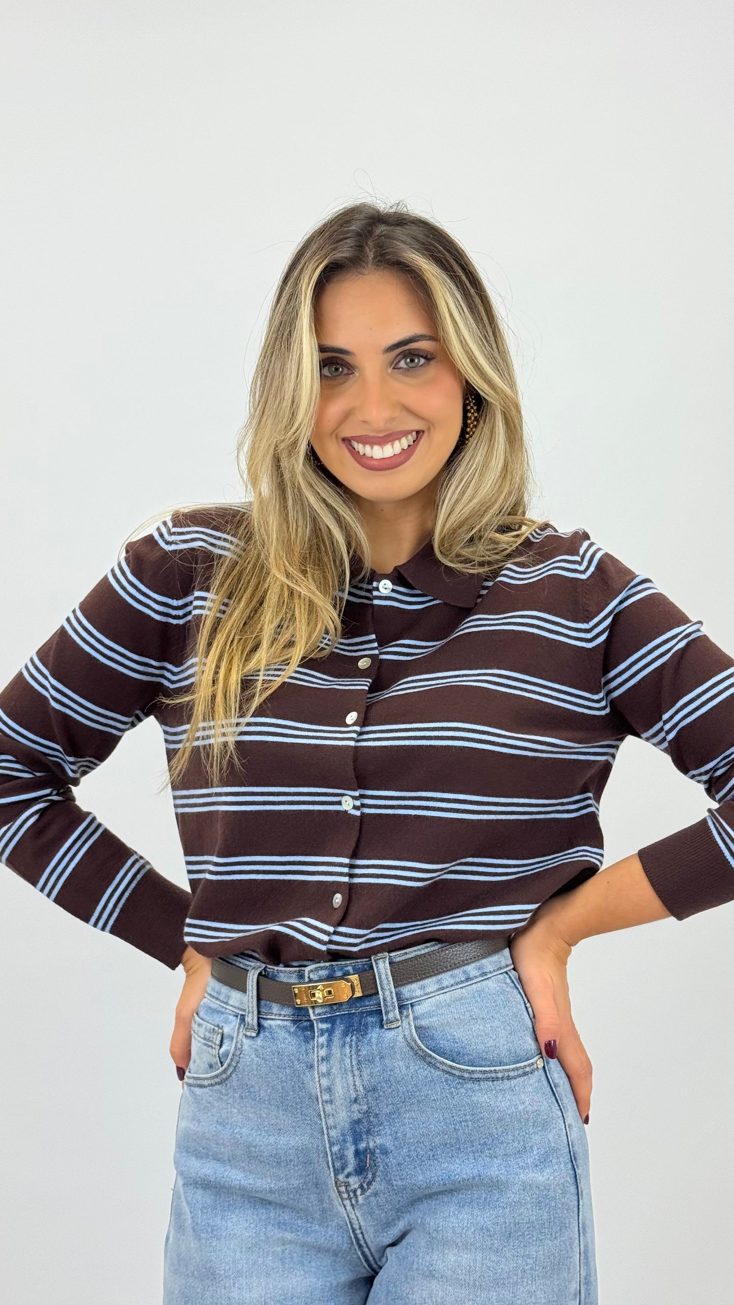 Camisola/polo malha castanho com risca azul-bebé