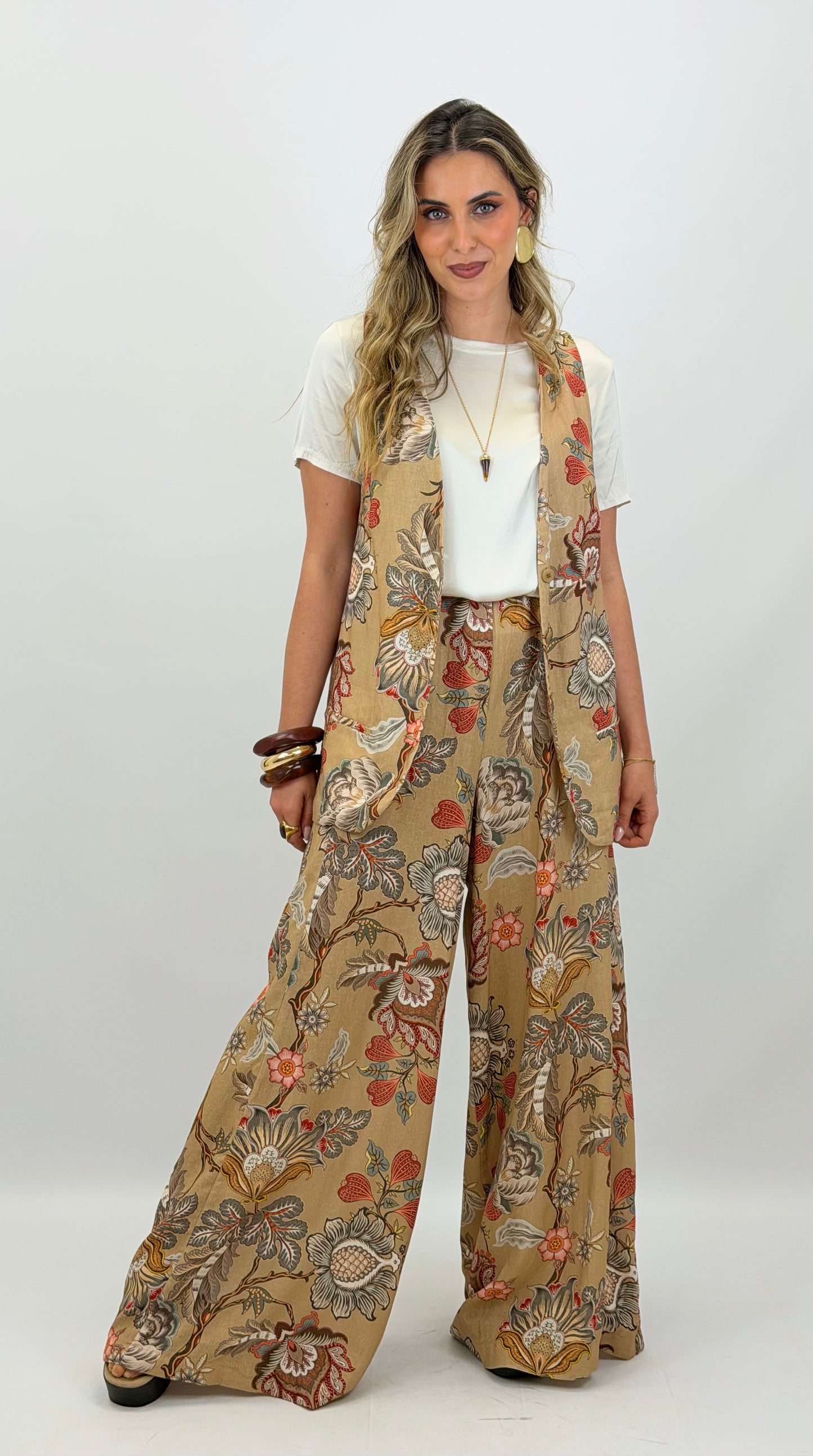 Conjunto colete e calça estampado fundo bege