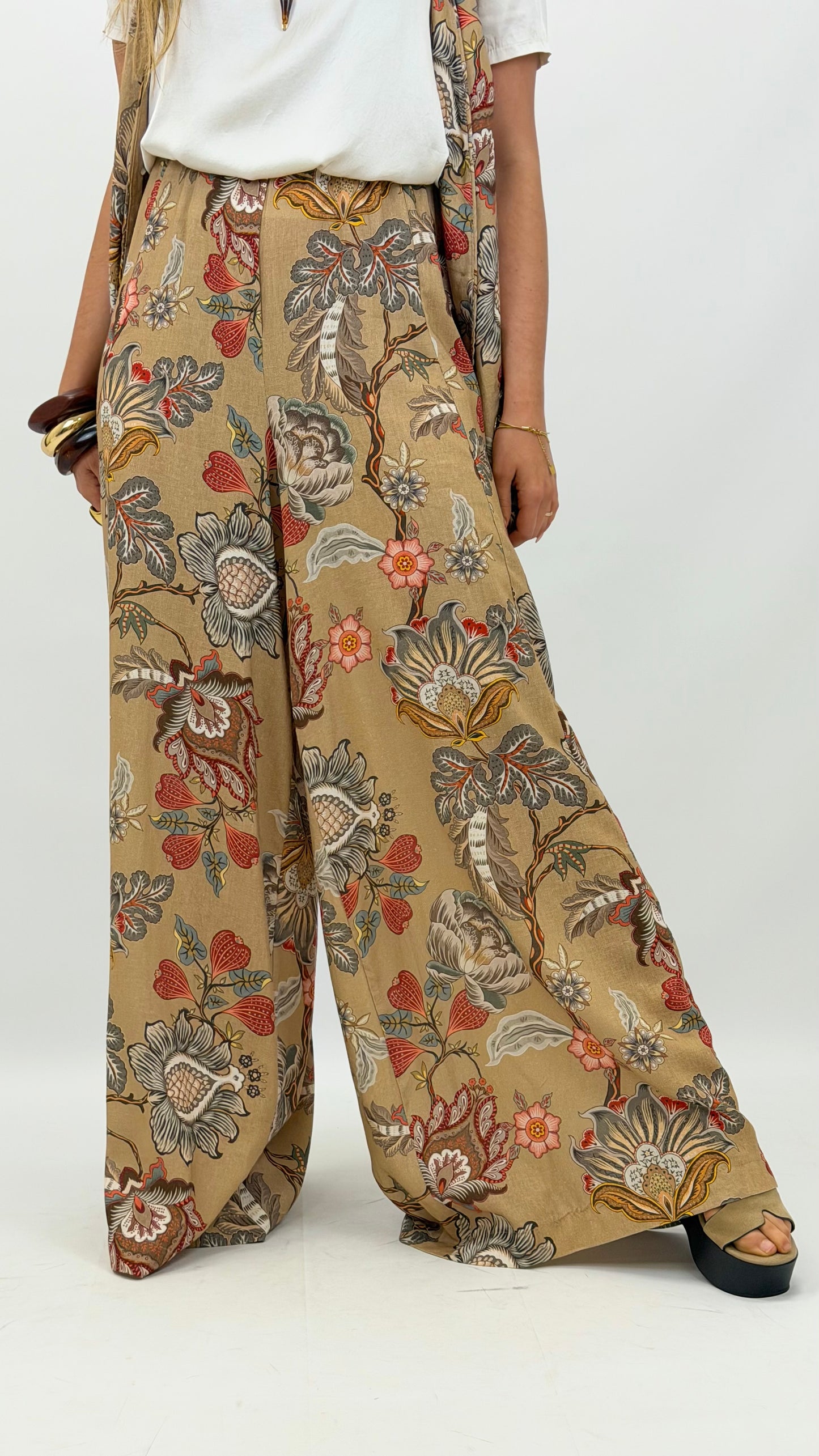 Conjunto colete e calça estampado fundo bege