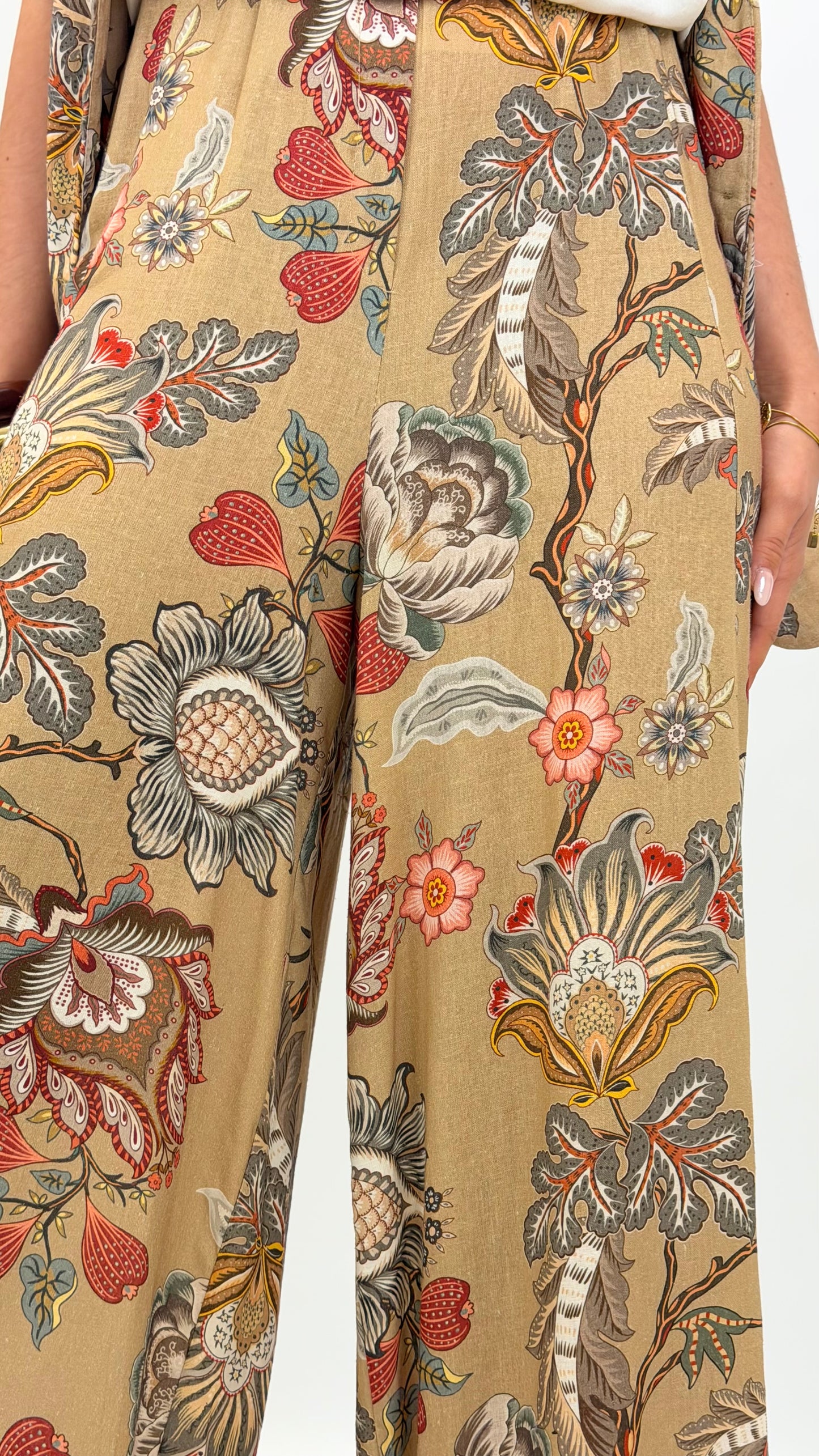 Conjunto colete e calça estampado fundo bege